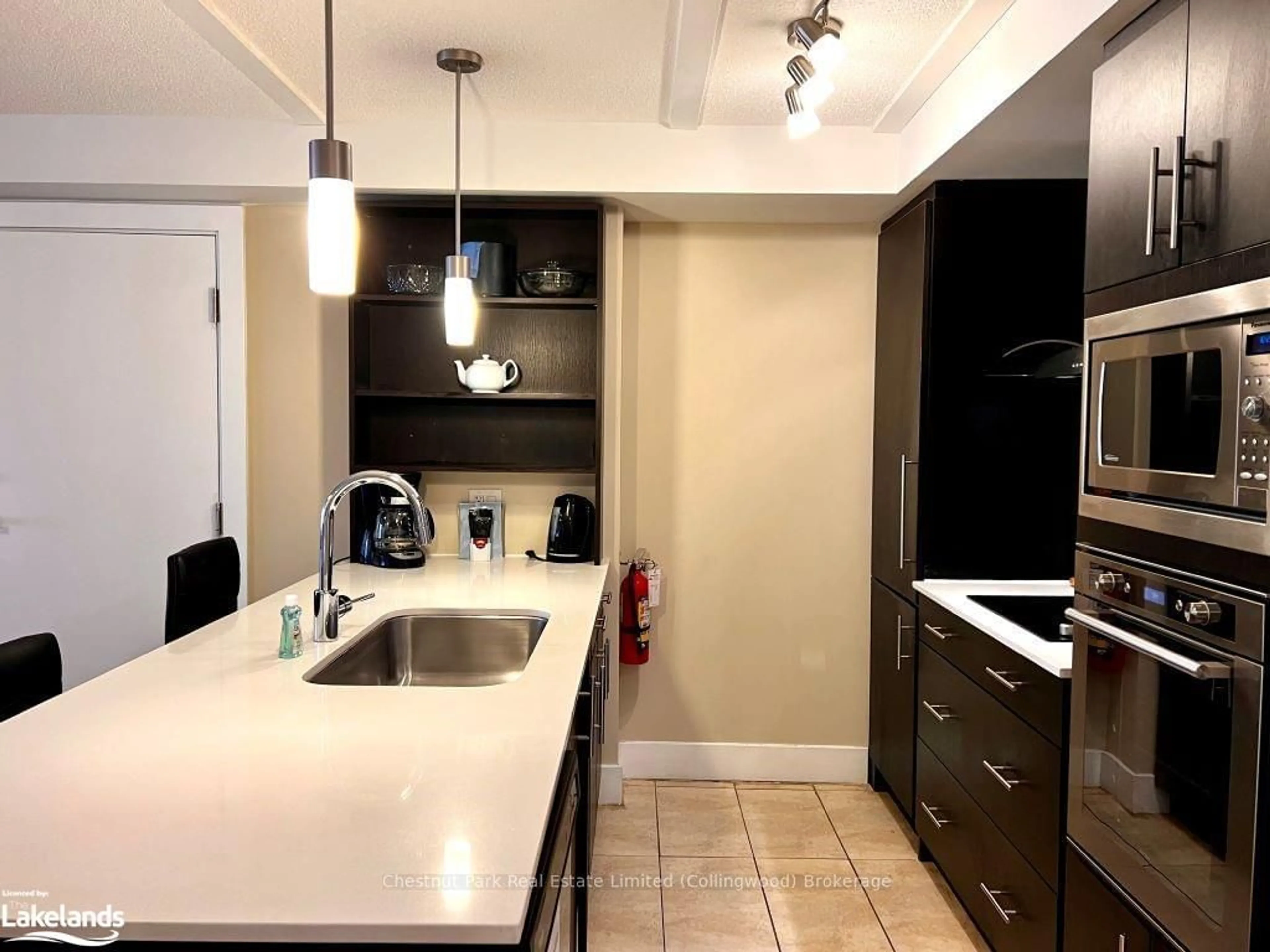 Open concept kitchen for 9 HARBOUR St #5104, Collingwood Ontario L9Y 5C5