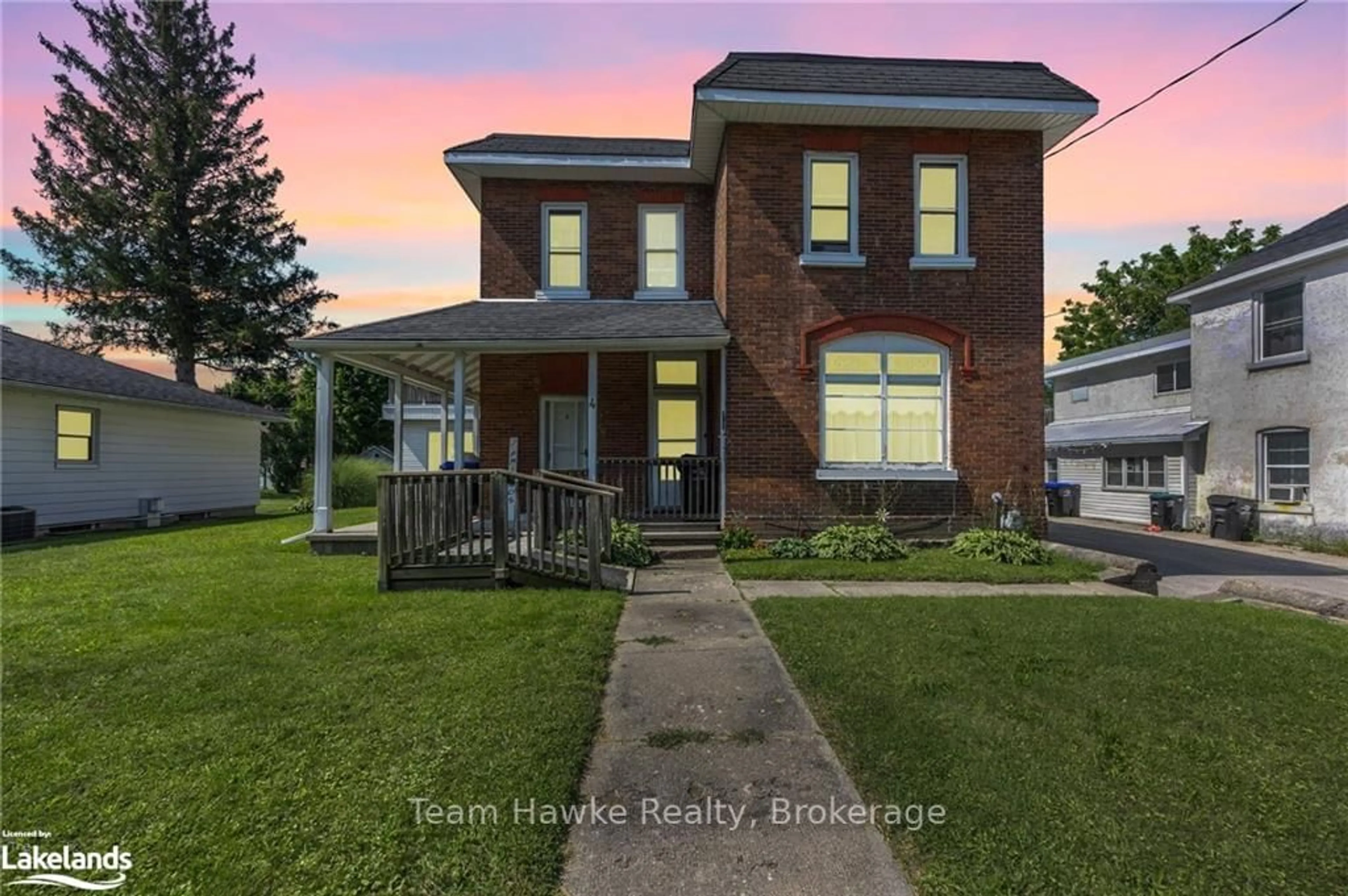 Frontside or backside of a home, the street view for 4 MARIA St, Penetanguishene Ontario L9M 1L6