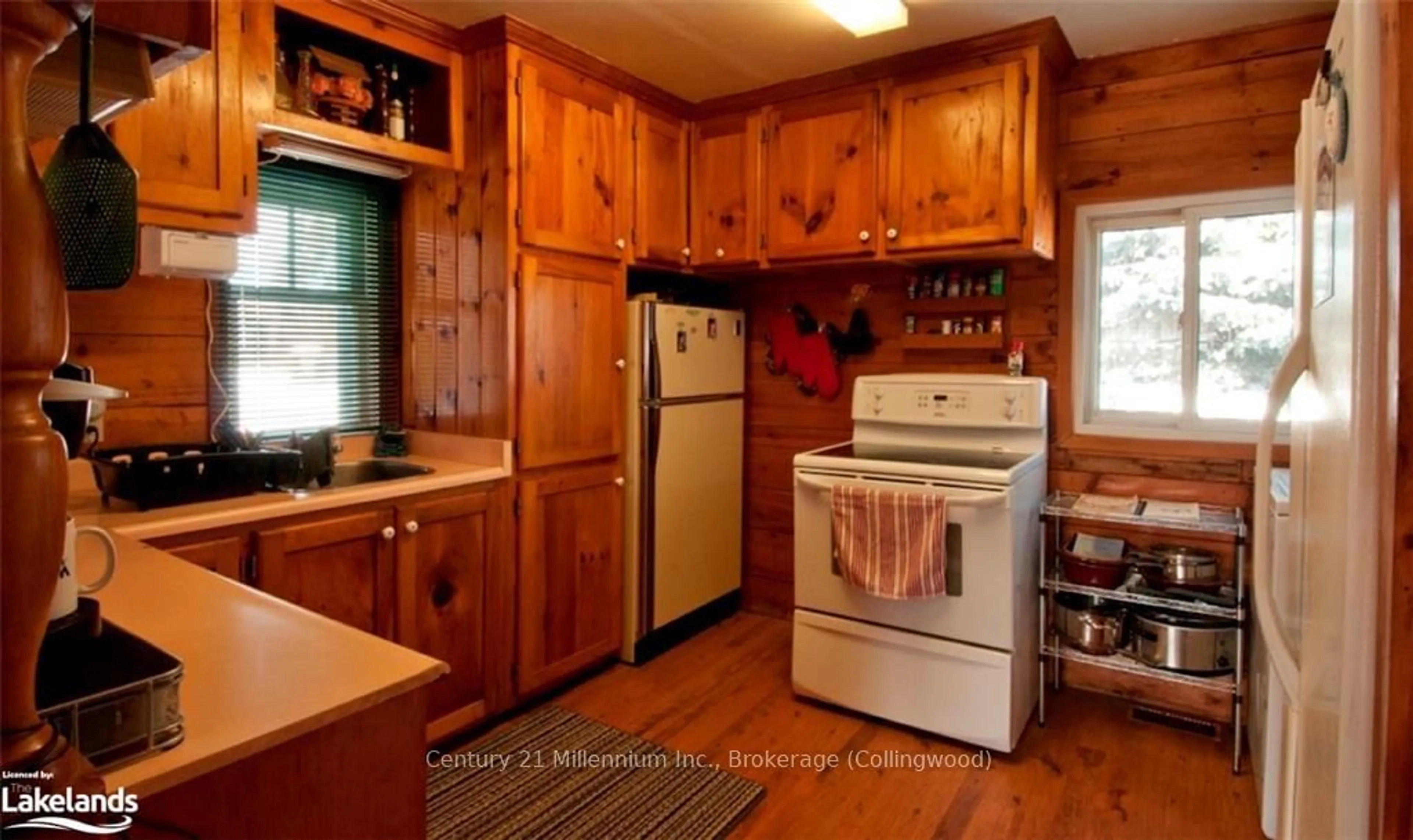 Standard kitchen, wood floors, cottage for 4352 124 COUNTY Rd, Clearview Ontario L9Y 3Z1