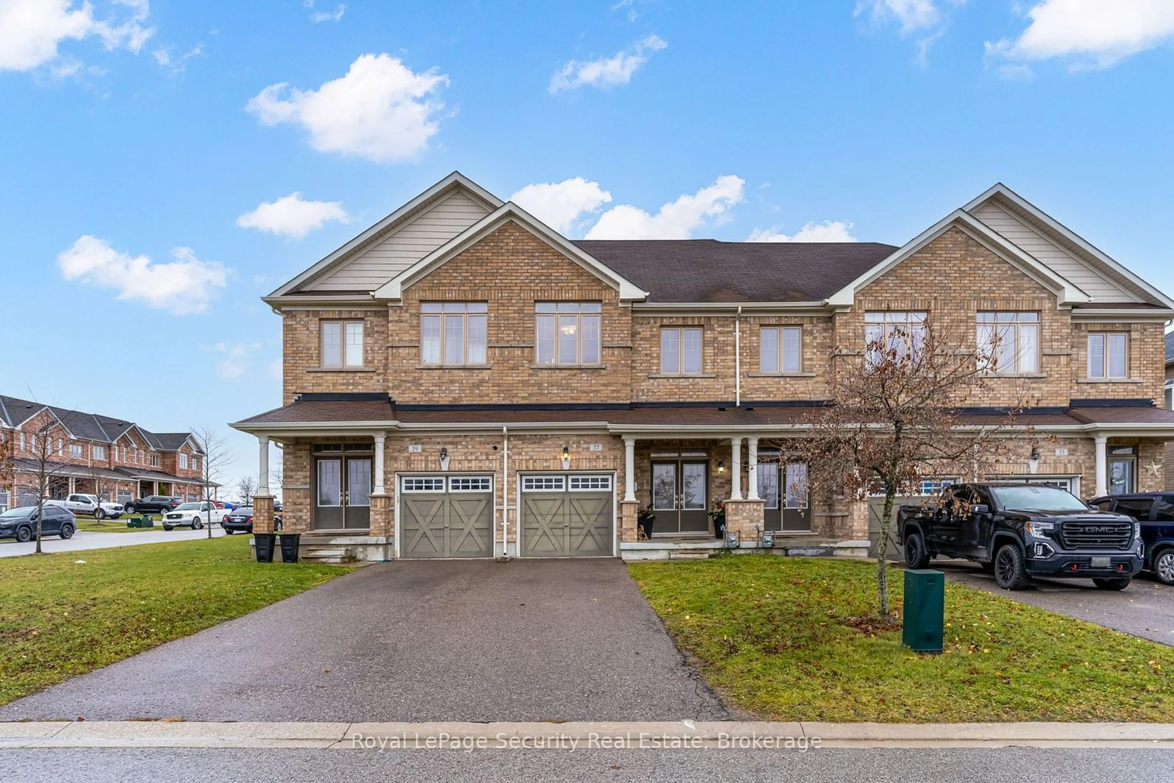 A pic from exterior of the house or condo, the street view for 37 Snelgrove Cres, Barrie Ontario L4N 6R6