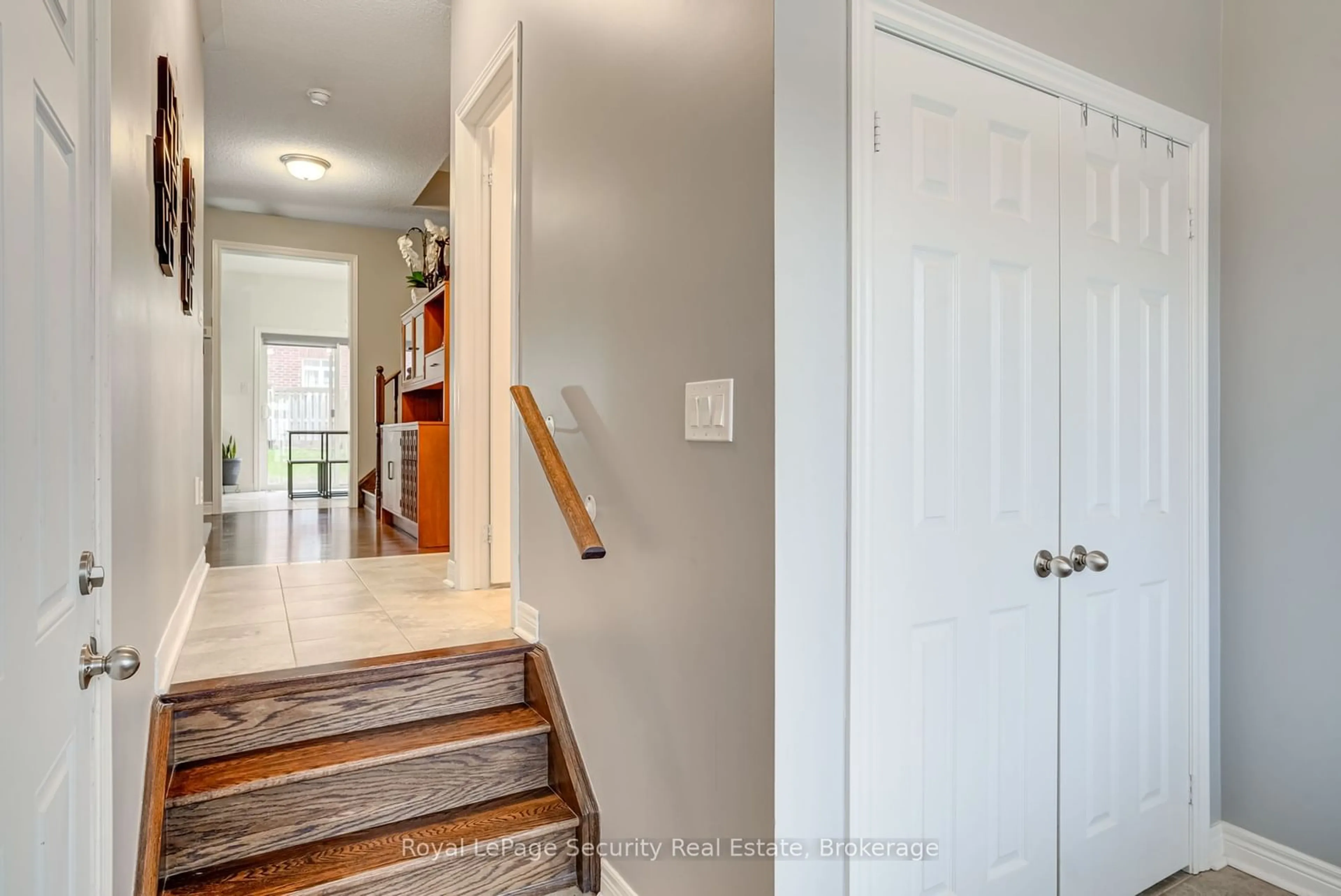 Indoor entryway, wood floors for 37 Snelgrove Cres, Barrie Ontario L4N 6R6