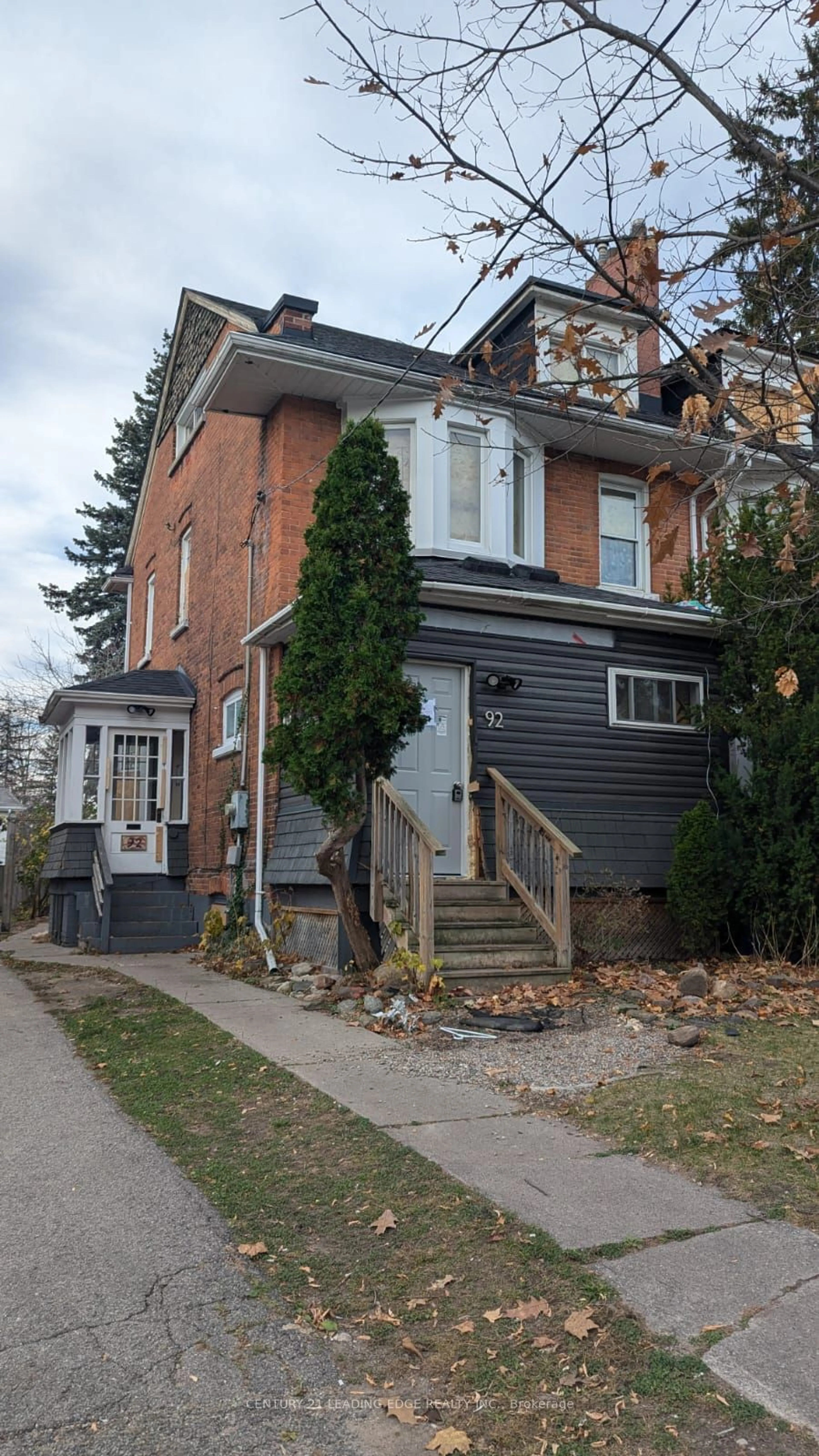 Frontside or backside of a home, the front or back of building for 92 MARY St, Barrie Ontario L4N 1T1