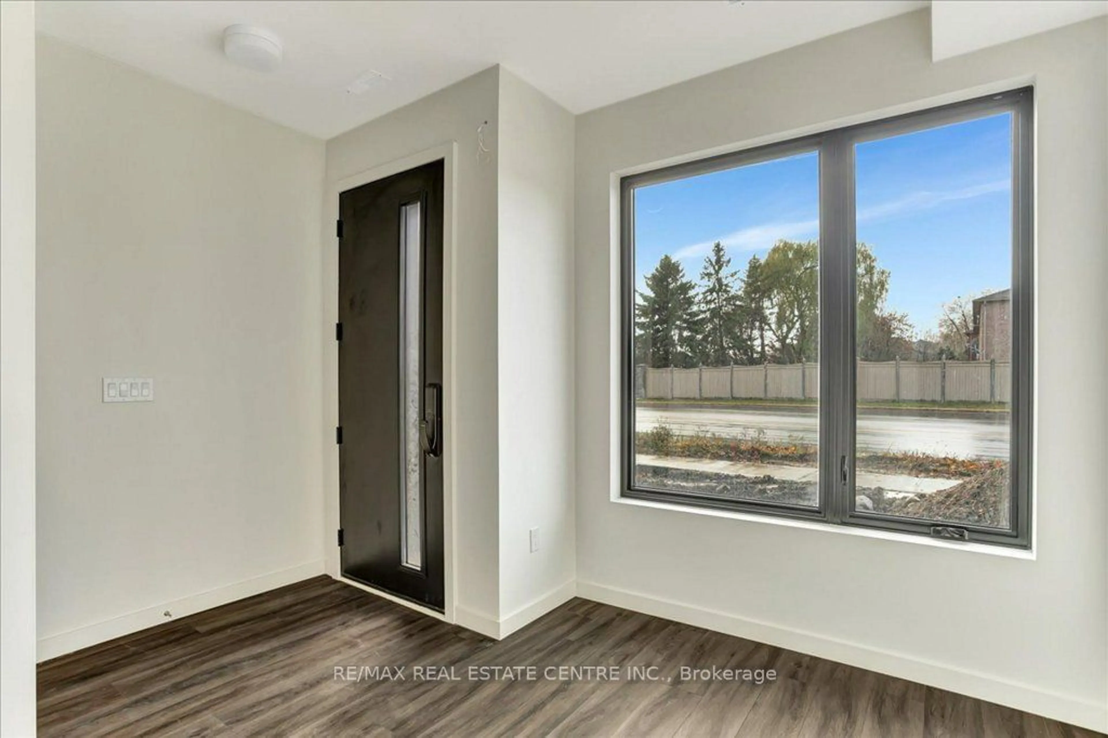 Indoor entryway, wood floors for 31 Rainwater Lane, Barrie Ontario L4N 9J6