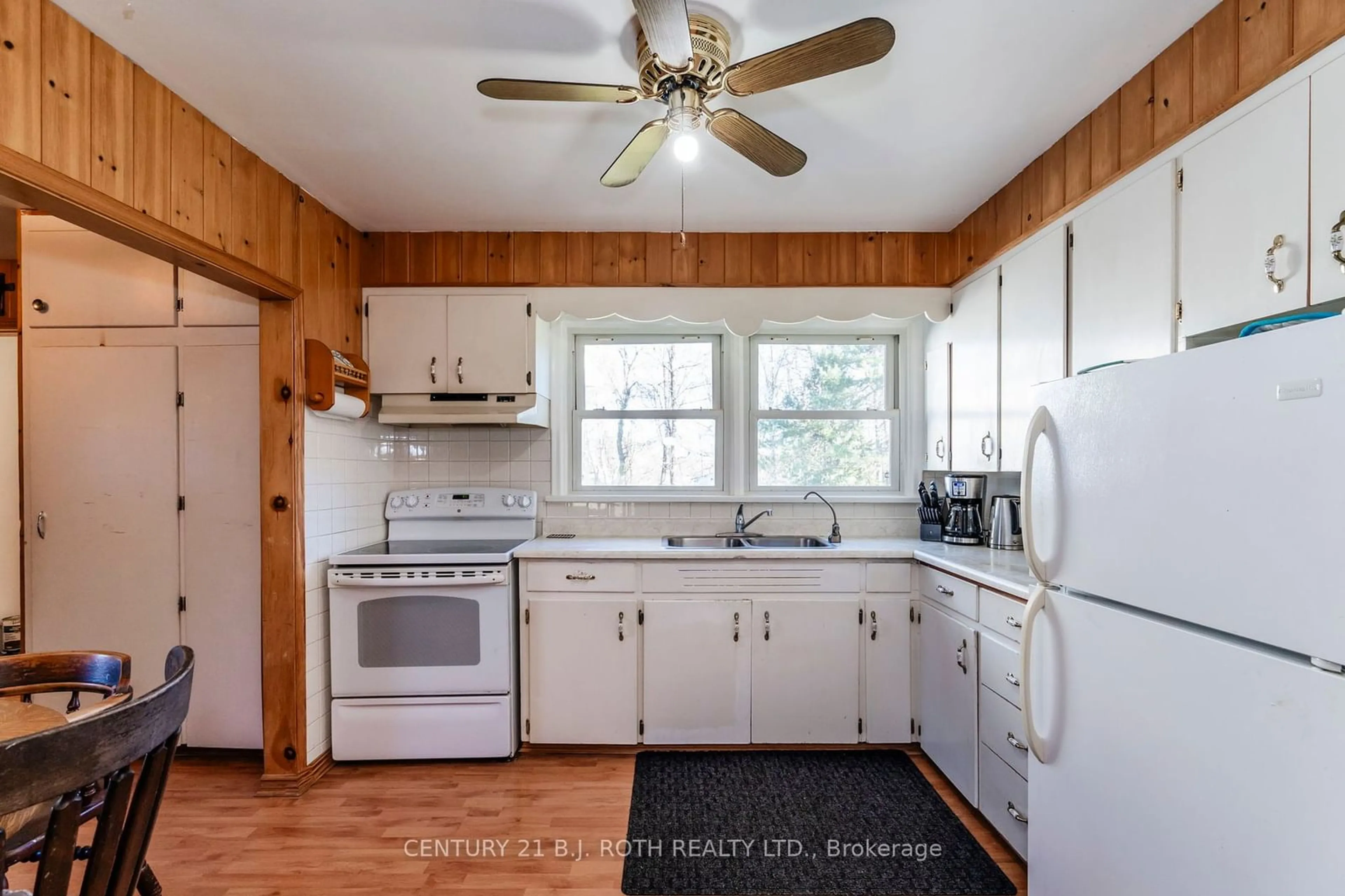 Standard kitchen, wood floors, cottage for 9 Mountain Ave, Tay Ontario L0K 2C0