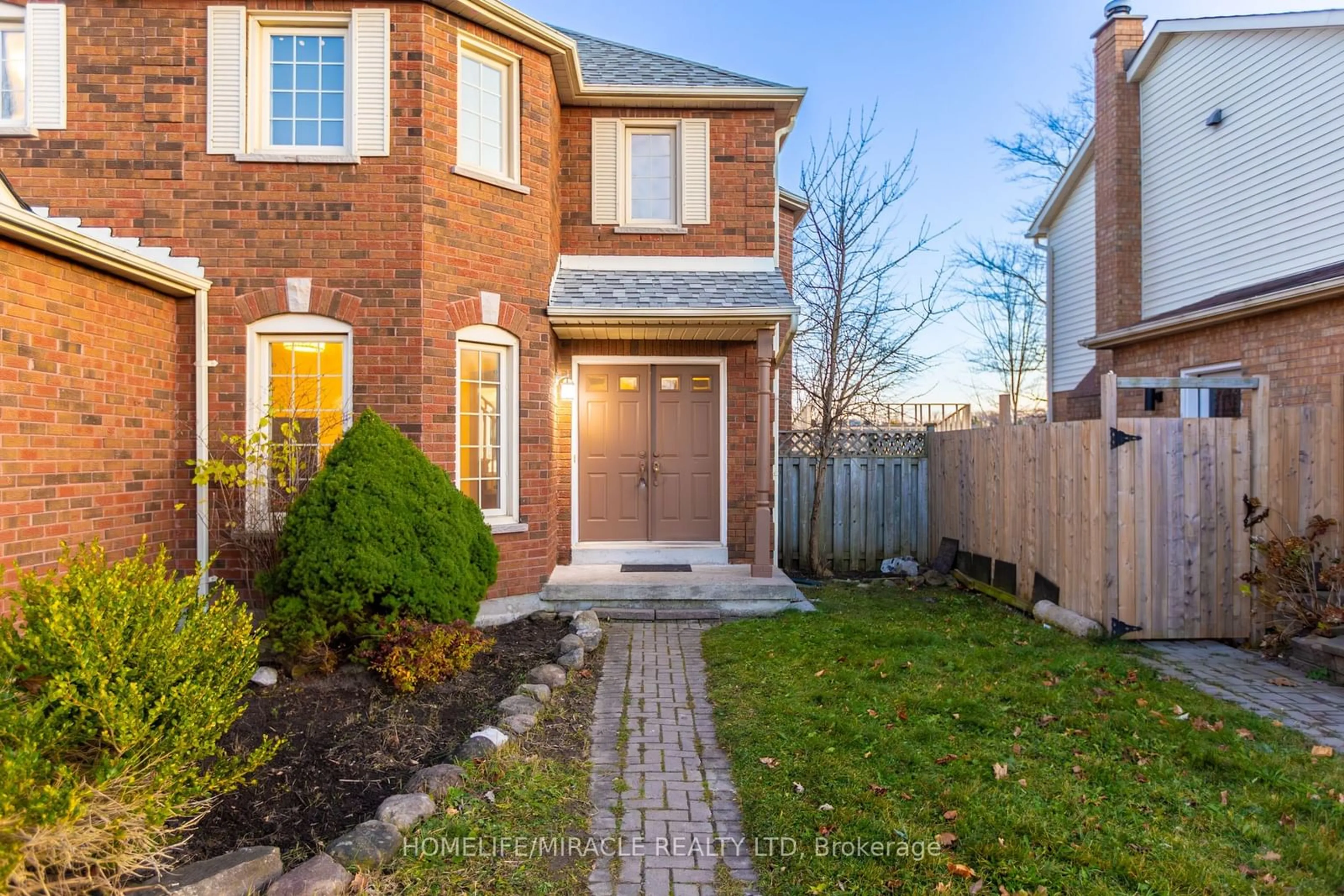 Home with brick exterior material for 139 Livingstone St, Barrie Ontario L4N 7J5