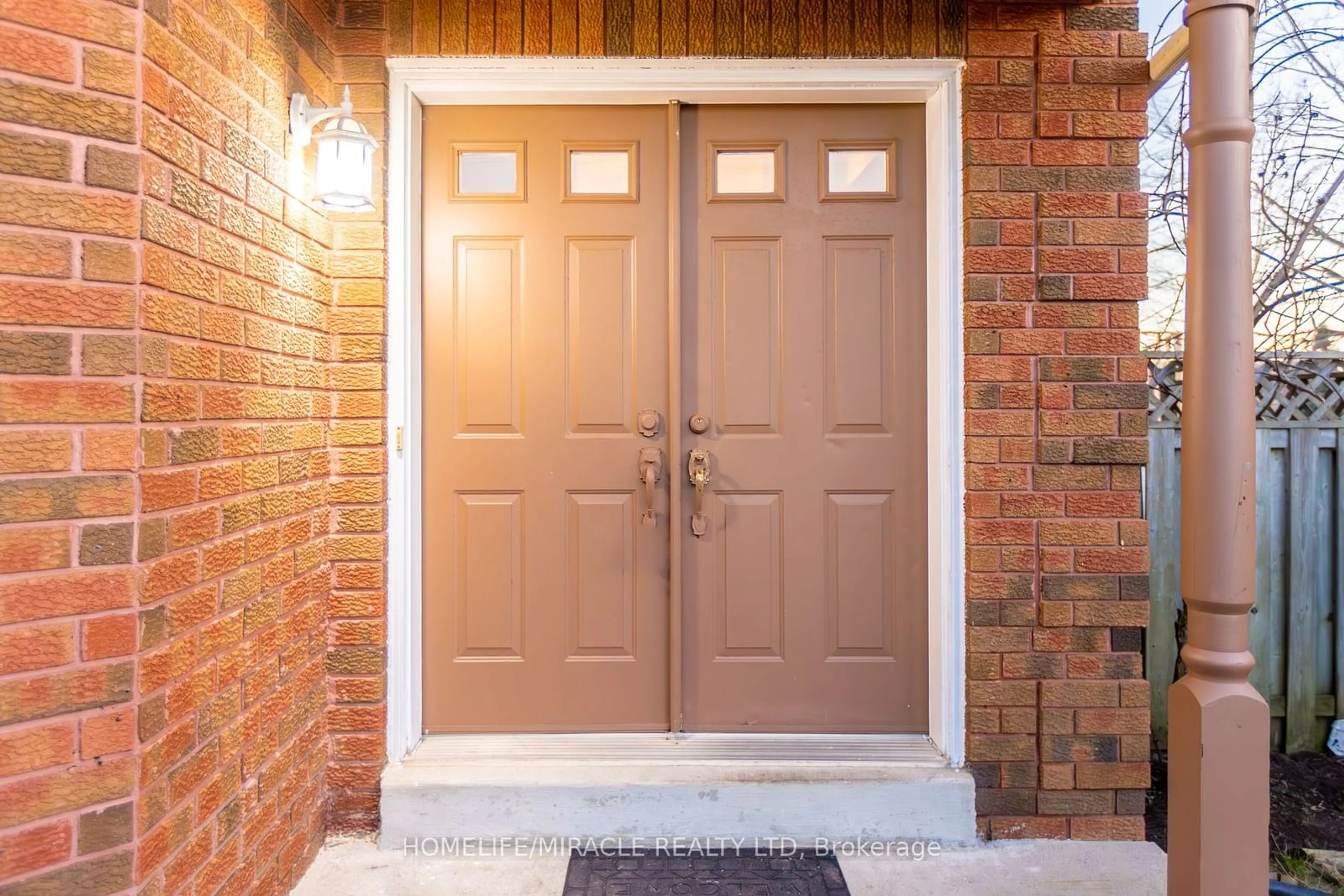 Indoor entryway, wood floors for 139 Livingstone St, Barrie Ontario L4N 7J5