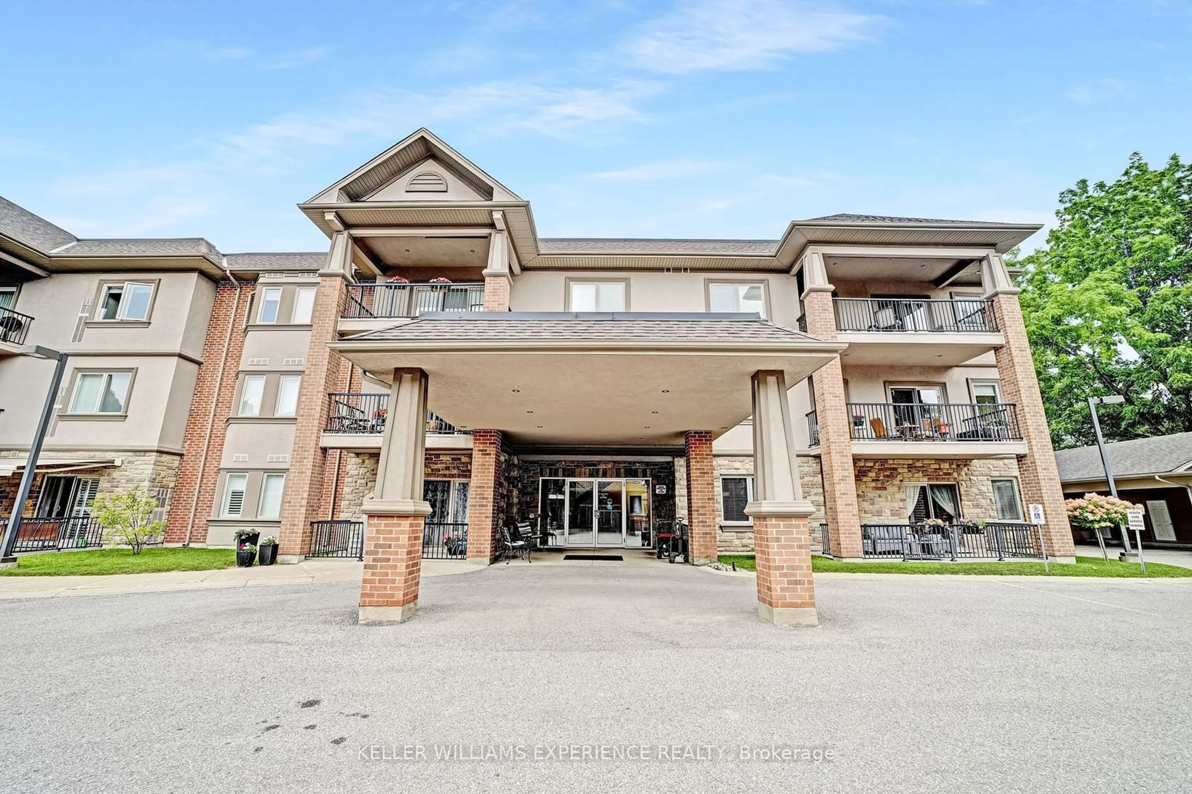 Indoor foyer for 19B Yonge St #103, Springwater Ontario L0L 1P0