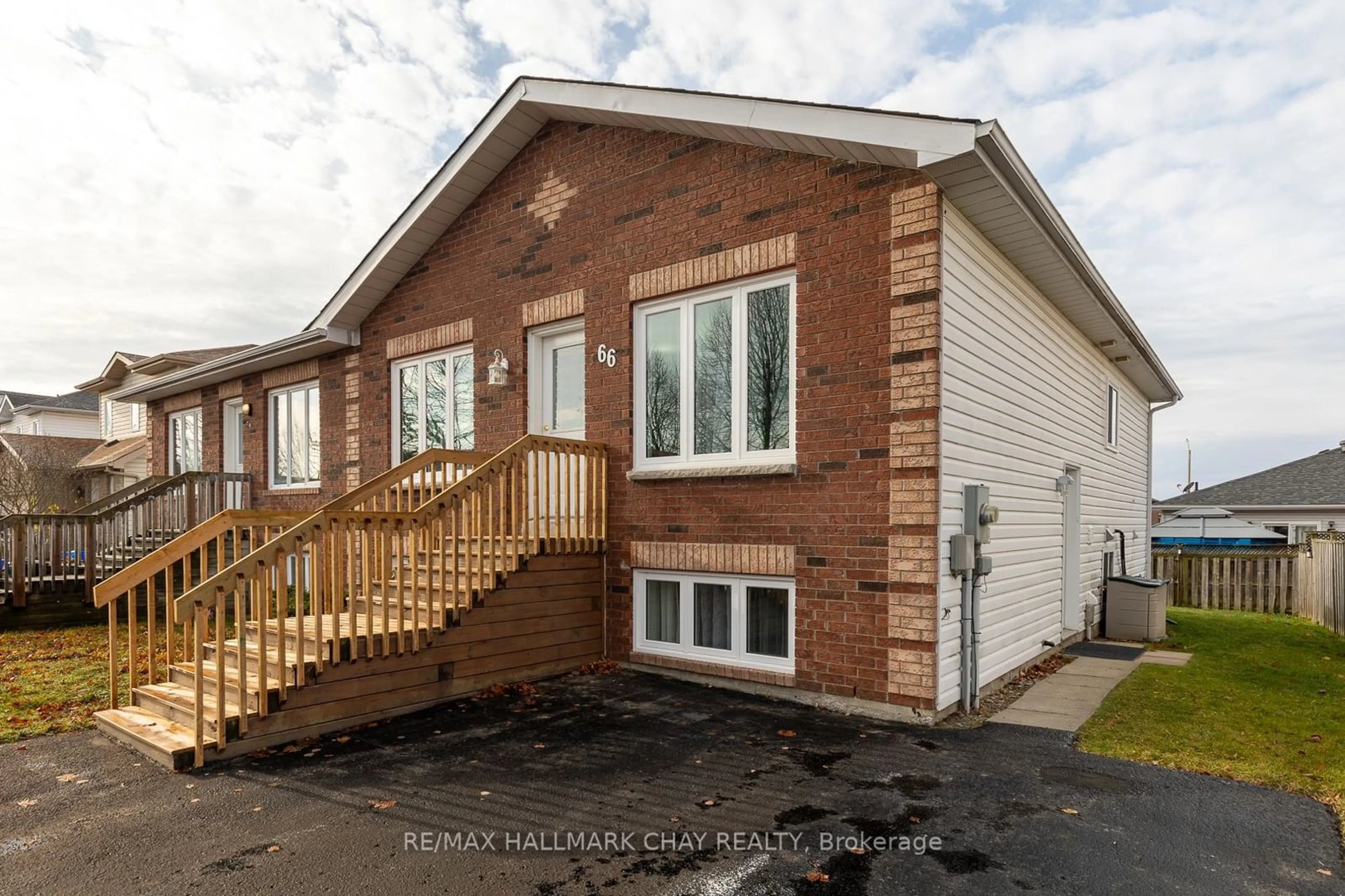 A pic from exterior of the house or condo, the front or back of building for 66 Downing Cres, Barrie Ontario L4N 8V5