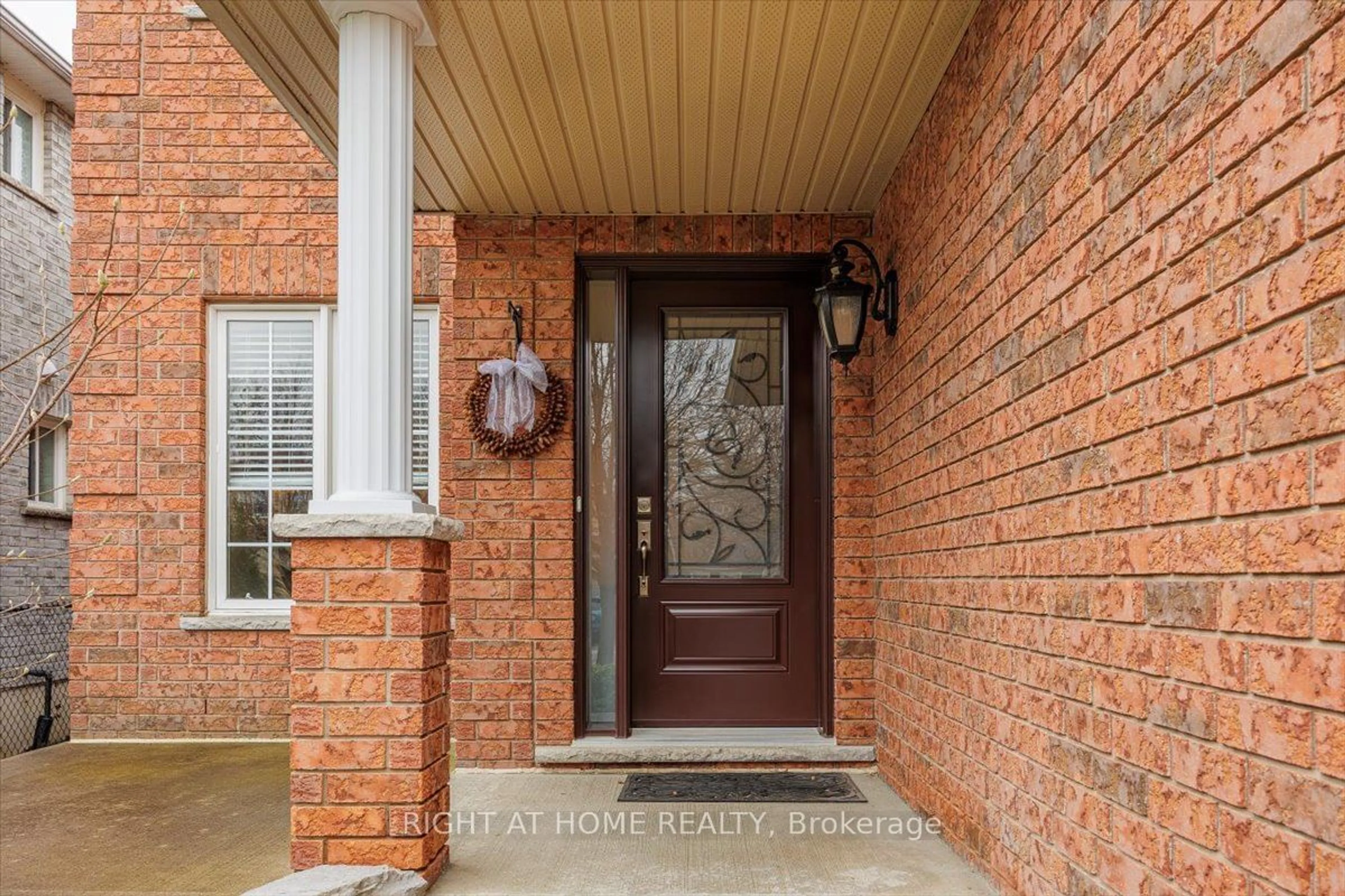 Indoor entryway, wood floors for 114 Nicholson Dr, Barrie Ontario L4N 0B2