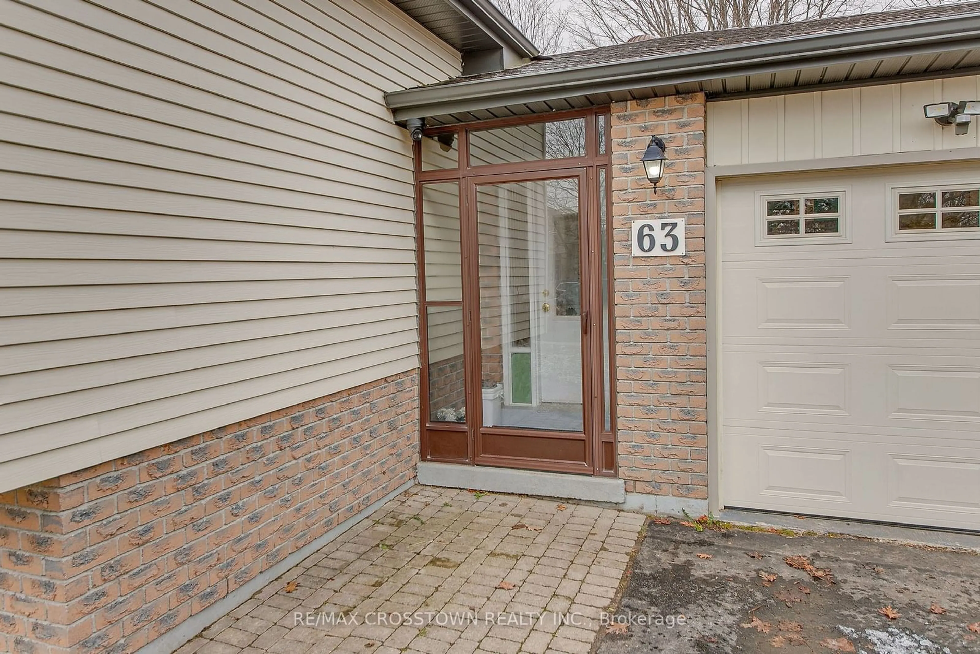 Indoor entryway, wood floors for 63 Bronte Cres, Barrie Ontario L4N 5B8