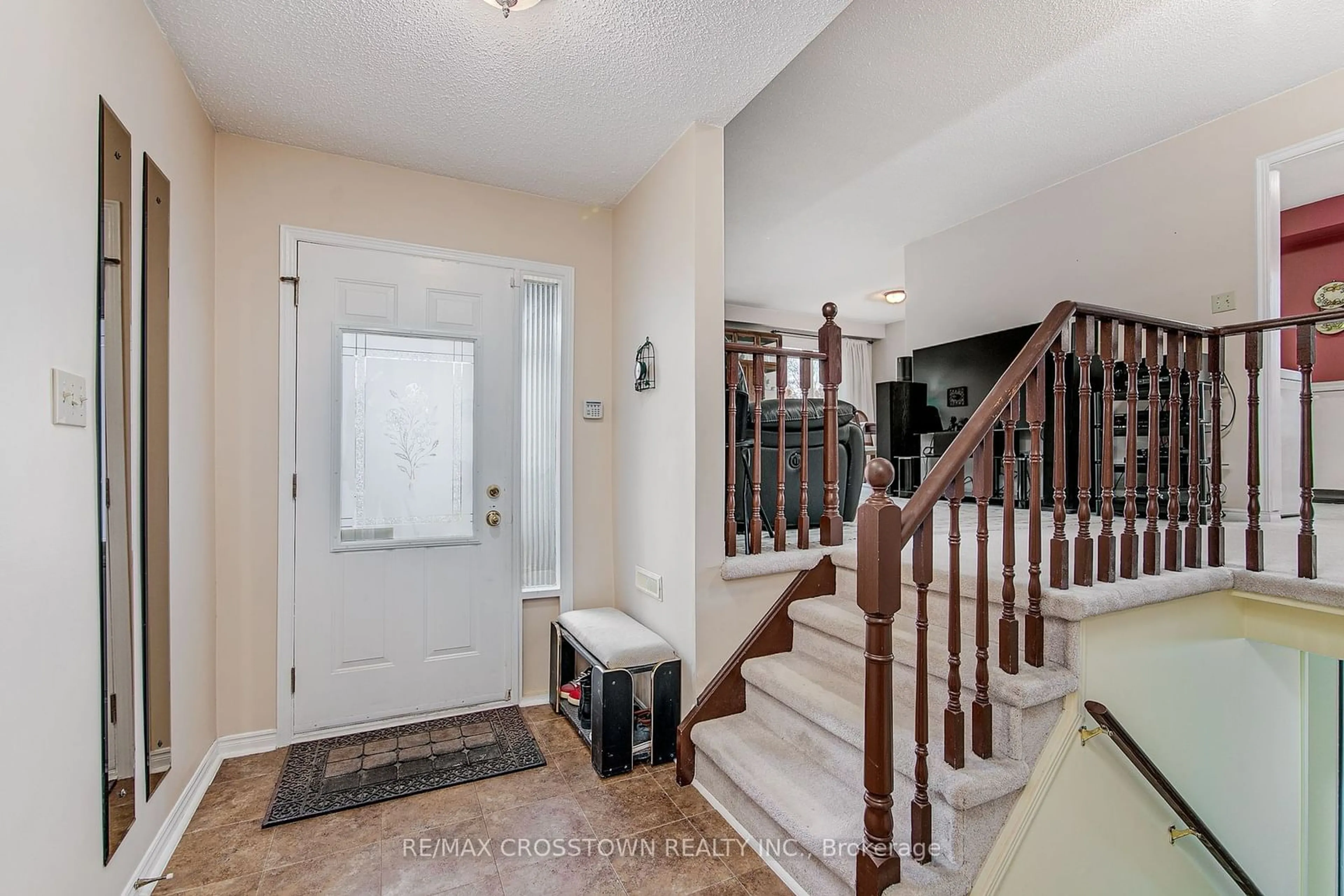 Indoor entryway, wood floors for 63 Bronte Cres, Barrie Ontario L4N 5B8