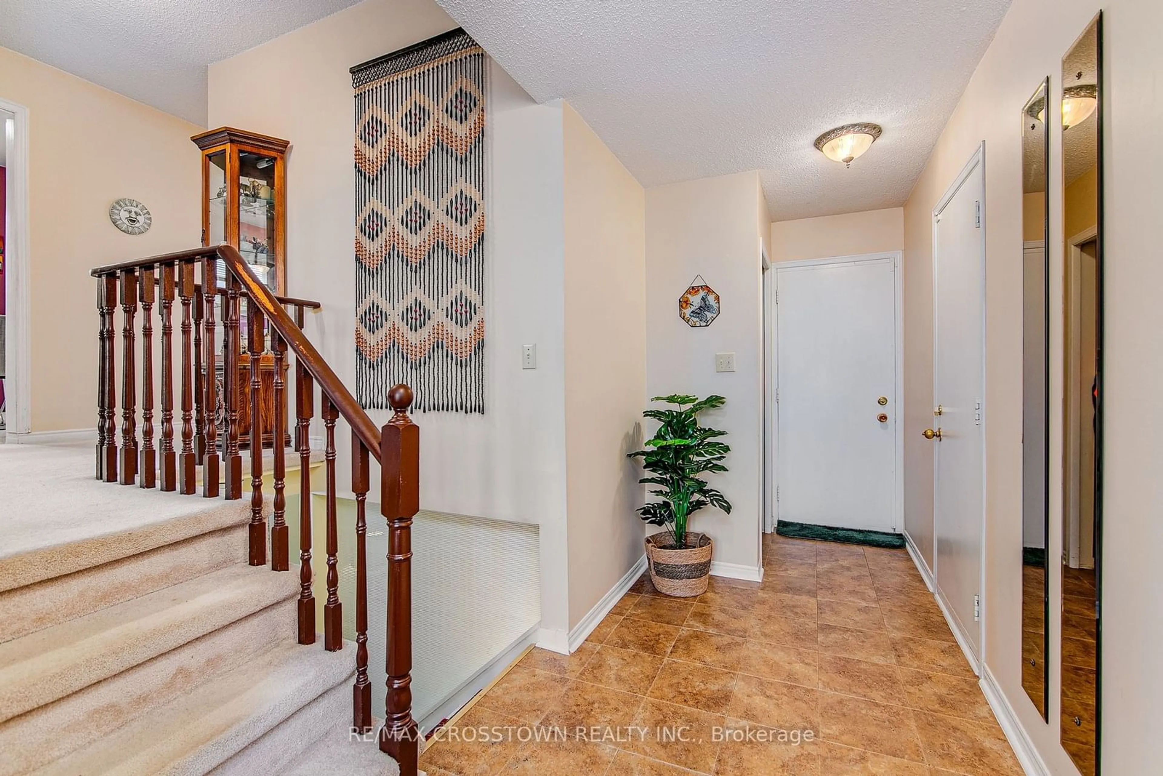 Indoor entryway, carpet floors for 63 Bronte Cres, Barrie Ontario L4N 5B8