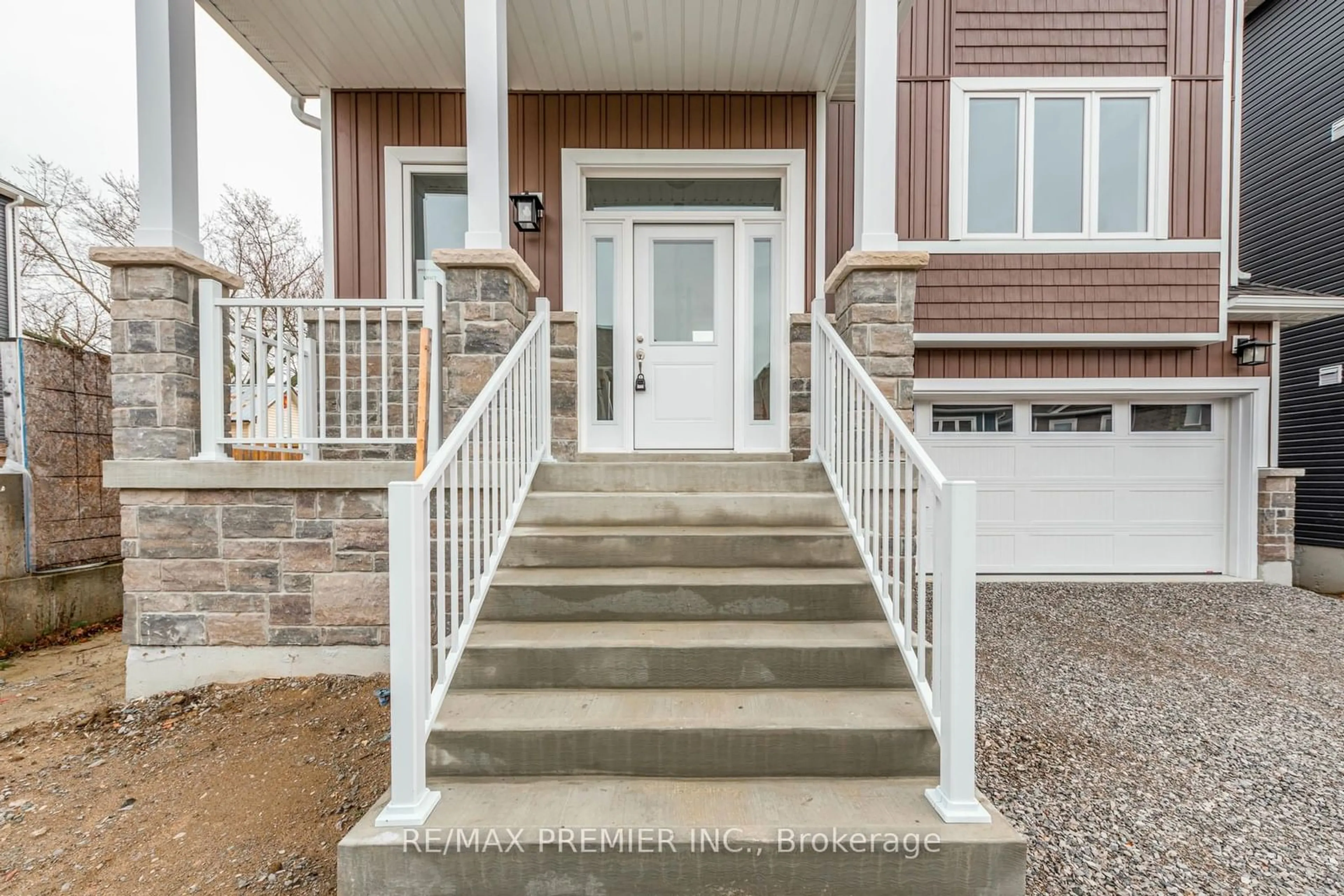 Indoor entryway, wood floors for 5 Hampton Lane #11, Barrie Ontario L4N 6H2