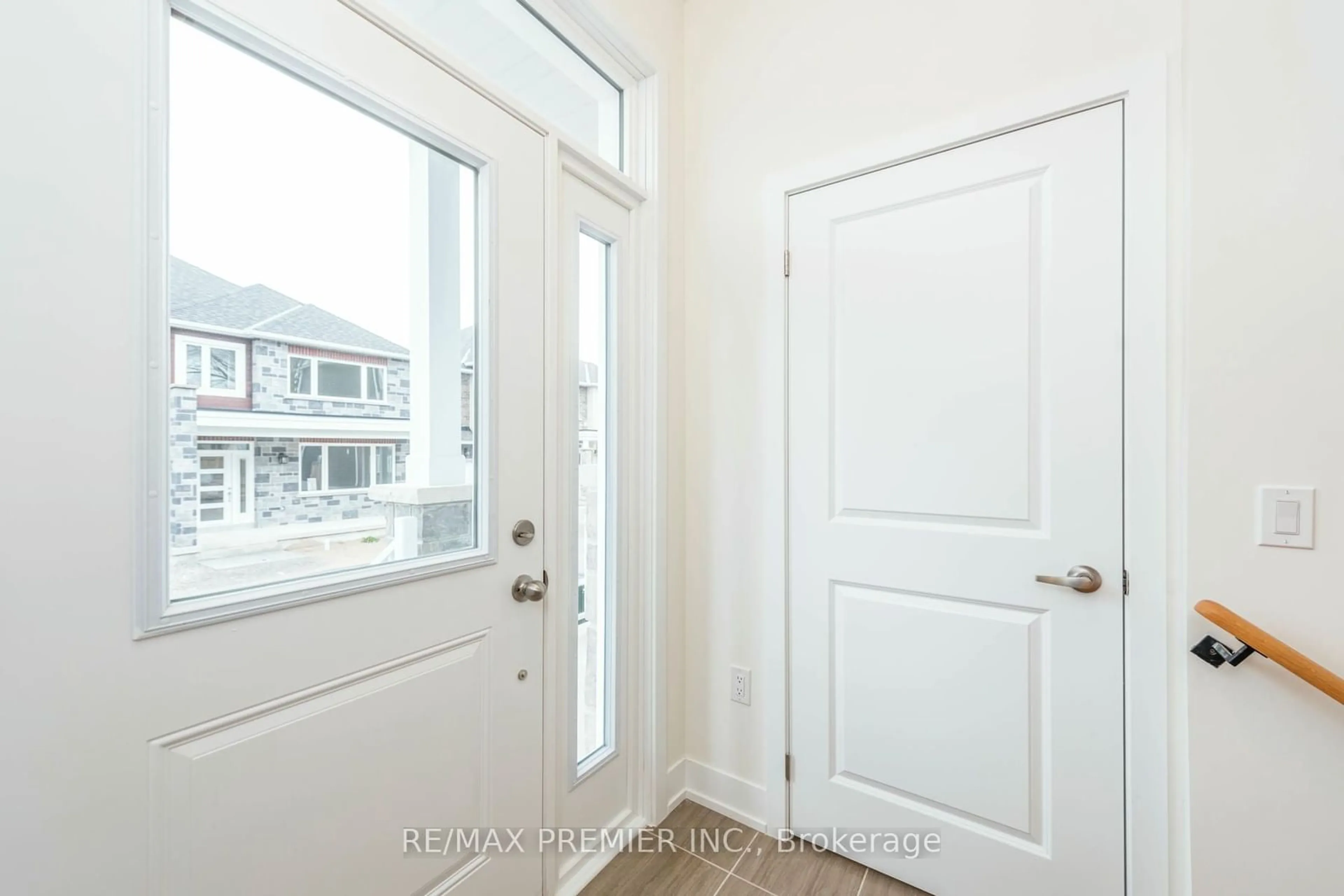 Indoor entryway, wood floors for 5 Hampton Lane #11, Barrie Ontario L4N 6H2