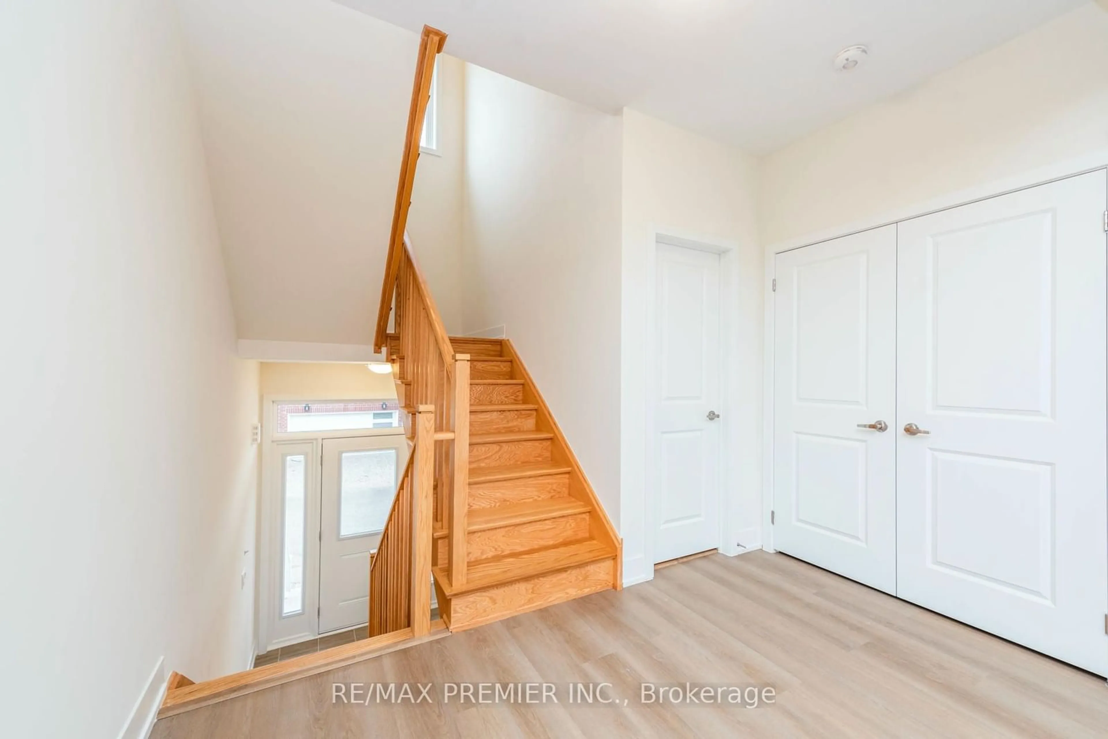 Indoor entryway, wood floors for 5 Hampton Lane #11, Barrie Ontario L4N 6H2