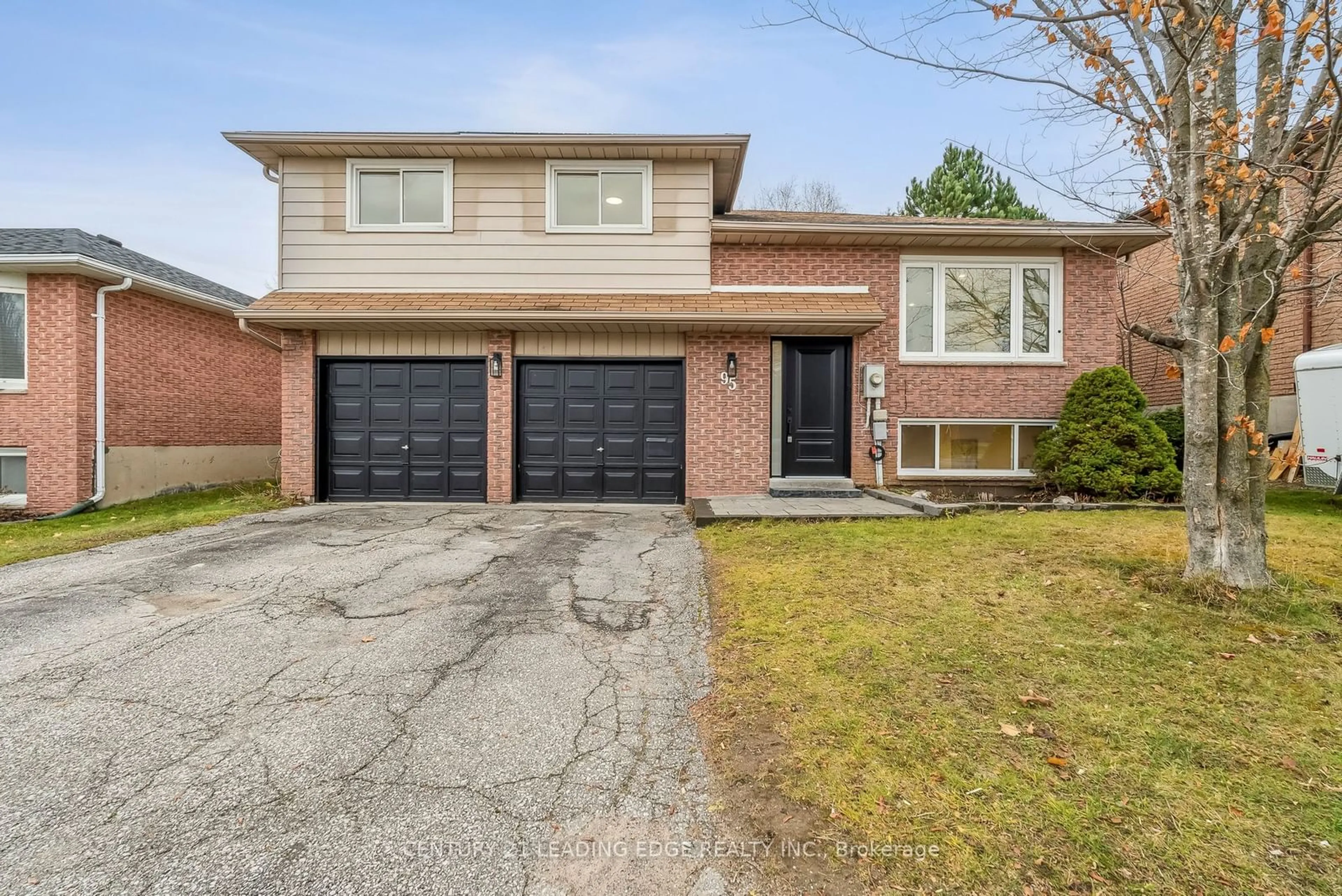 Home with brick exterior material for 95 WOODSIDE Dr, Orillia Ontario L3V 7N7