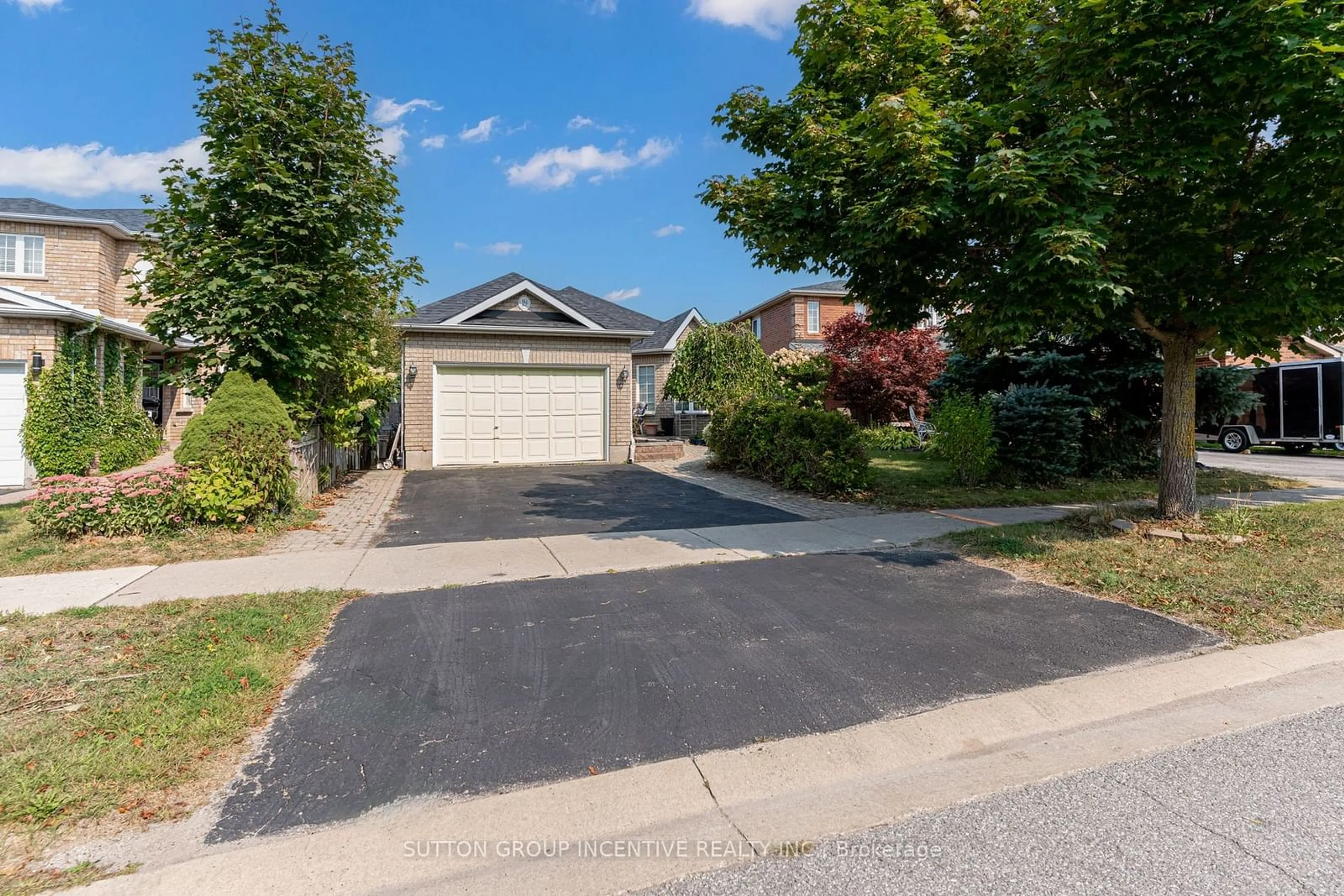 Frontside or backside of a home, the street view for 19 Brown Wood Dr, Barrie Ontario L4M 6N4