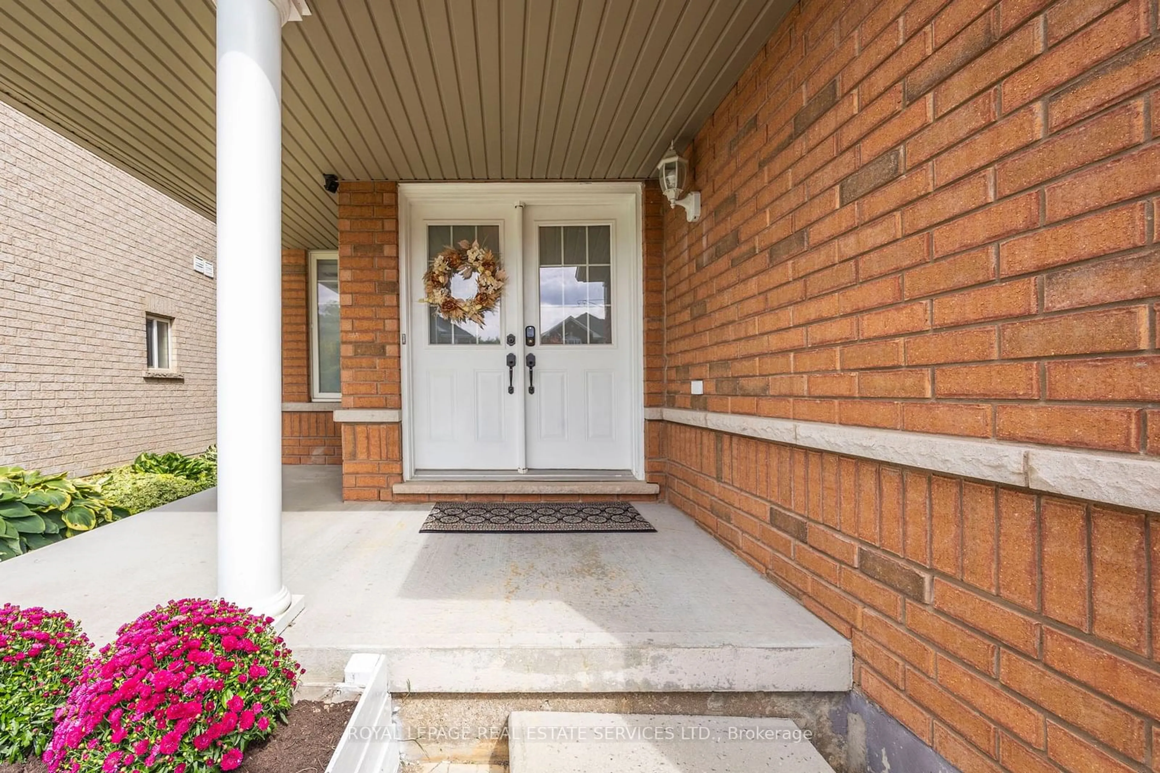 Indoor entryway, wood floors for 50 Tudor Cres, Barrie Ontario L4M 0A8