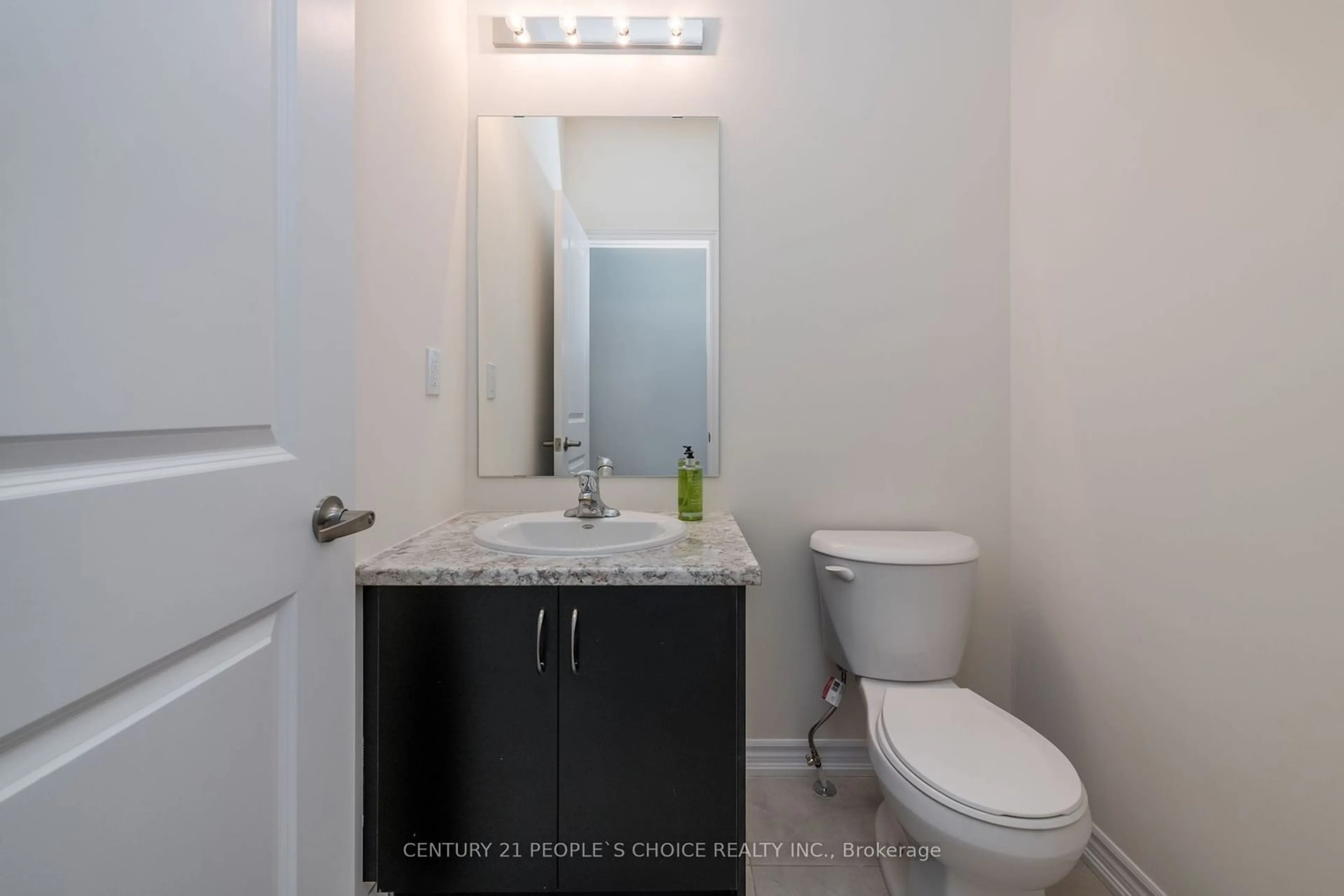 Standard bathroom for 6 Prudhoe Terr, Barrie Ontario L9S 2Z8