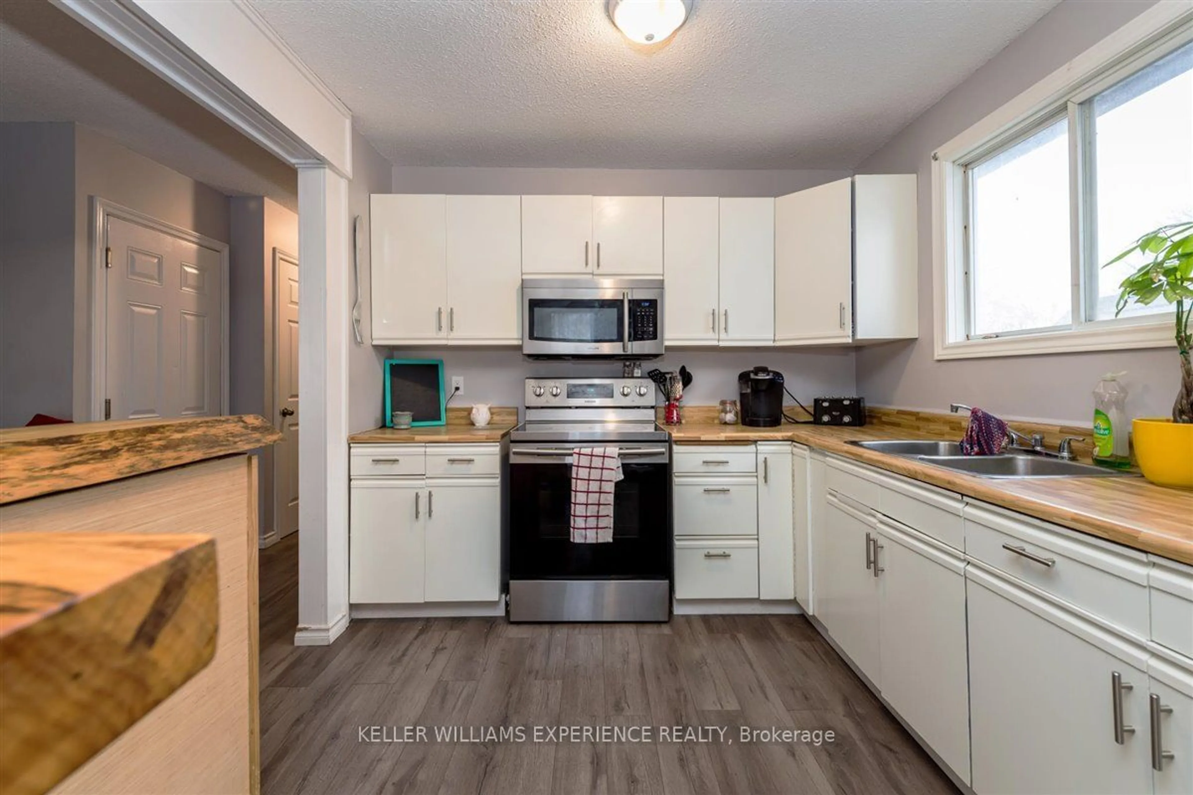 Standard kitchen, wood floors for 218 Hilda St, Orillia Ontario L3V 1J1