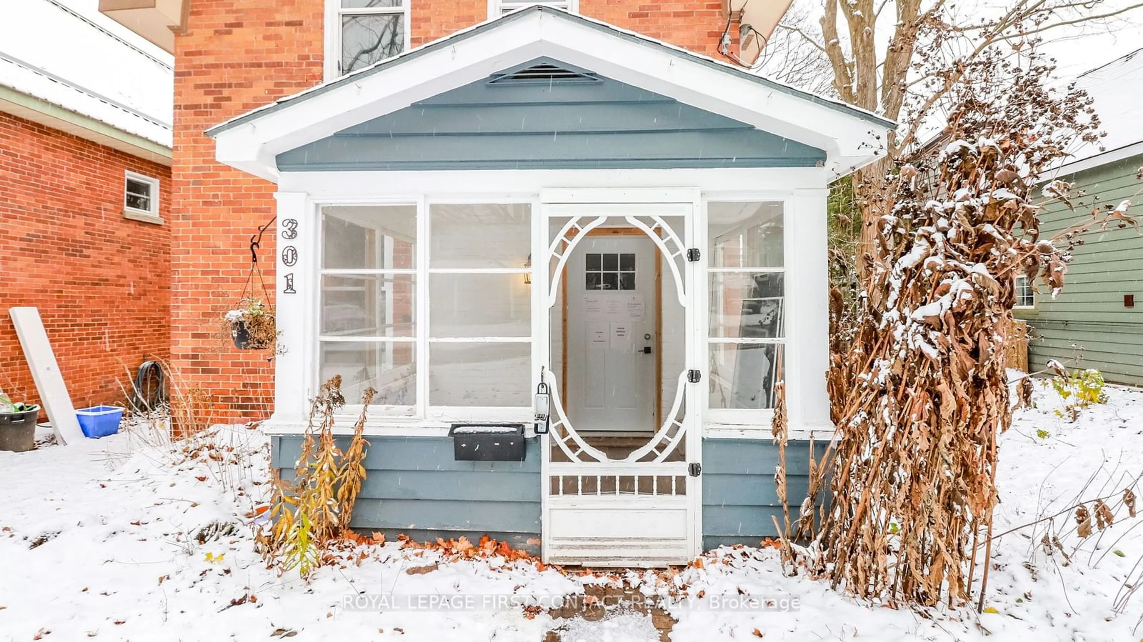 Indoor entryway for 301 Fourth St, Midland Ontario L4R 3T9