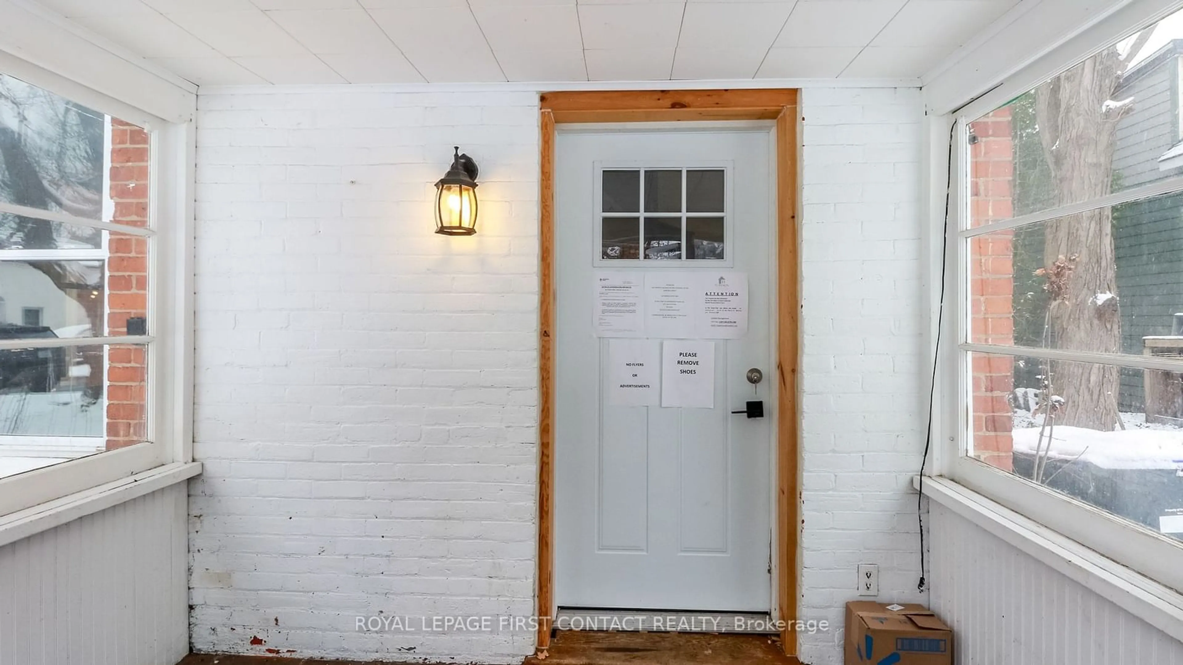 Indoor entryway, wood floors for 301 Fourth St, Midland Ontario L4R 3T9