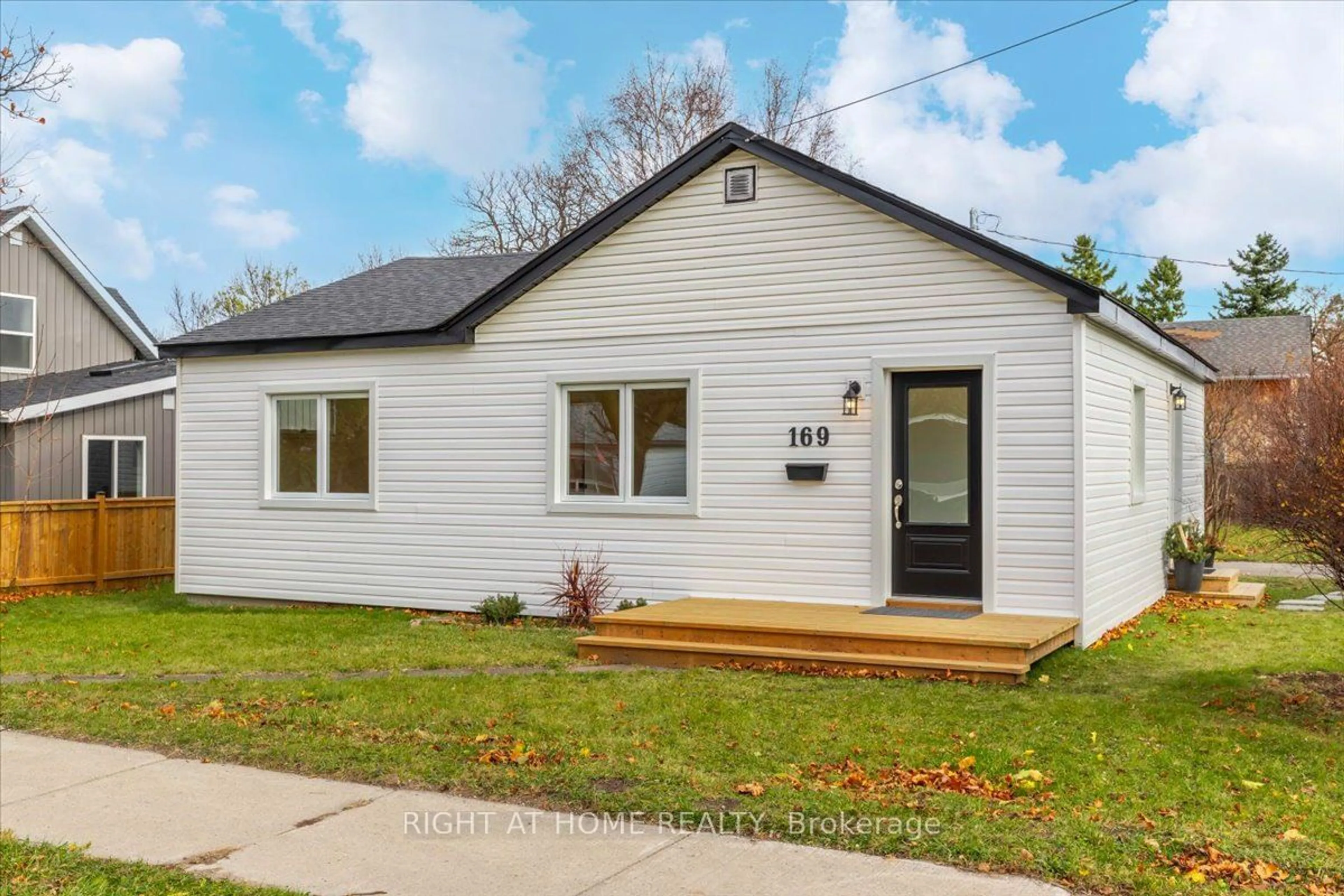 Frontside or backside of a home, cottage for 169 Peel St, Collingwood Ontario L9Y 3V7