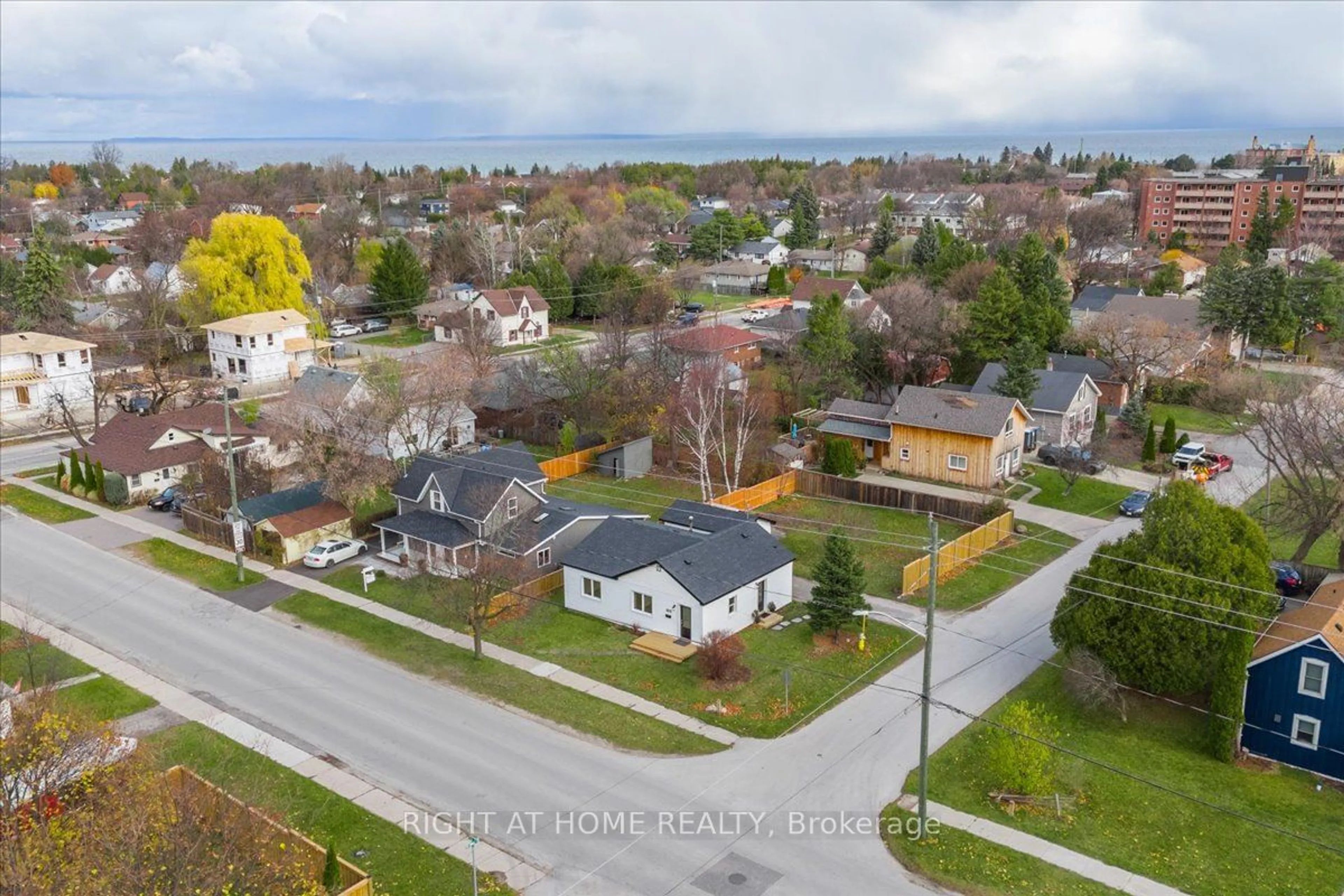 Frontside or backside of a home, the street view for 169 Peel St, Collingwood Ontario L9Y 3V7