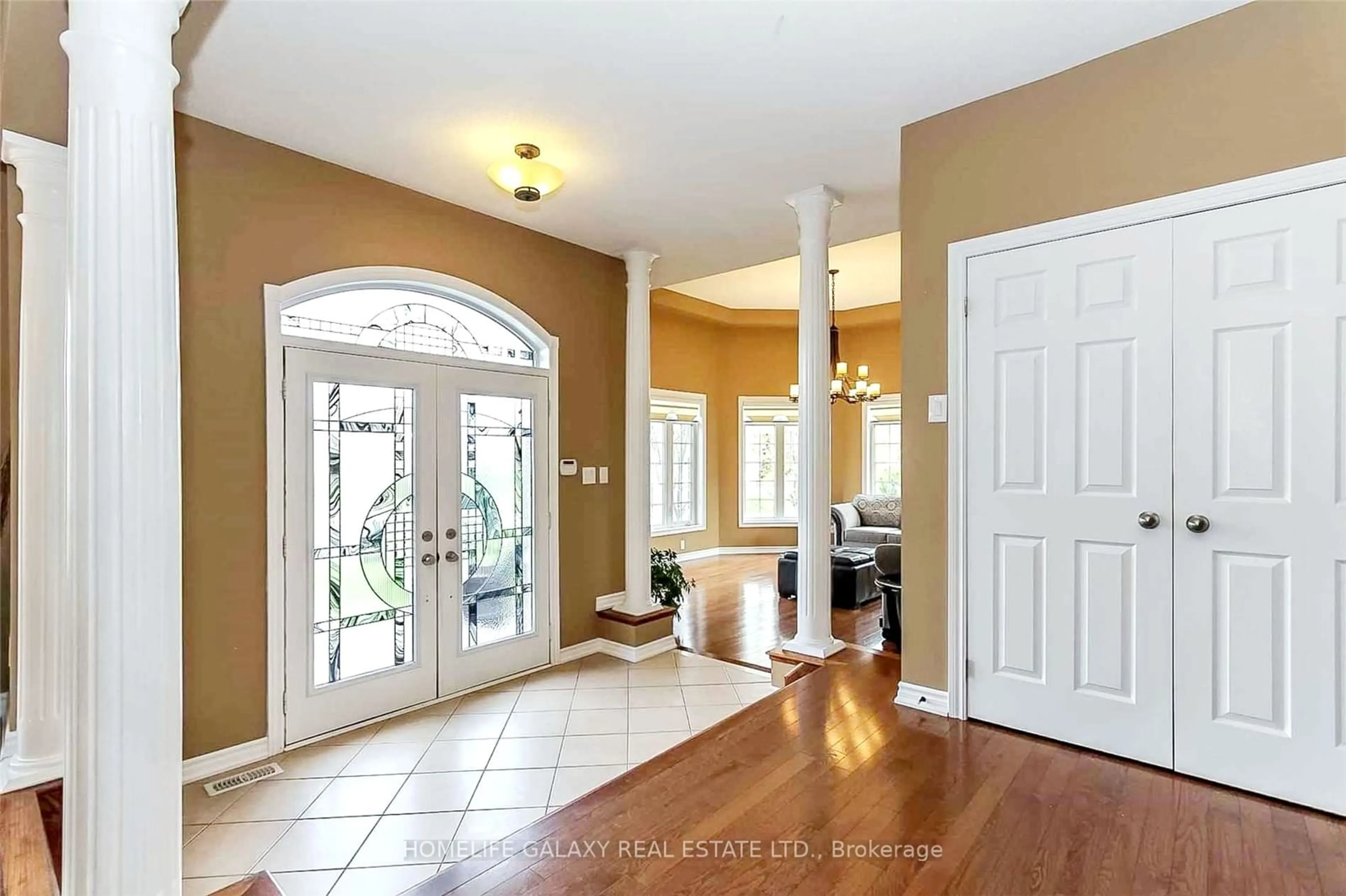 Indoor entryway, wood floors for 6 Basswood Dr, Wasaga Beach Ontario L9Z 0A9