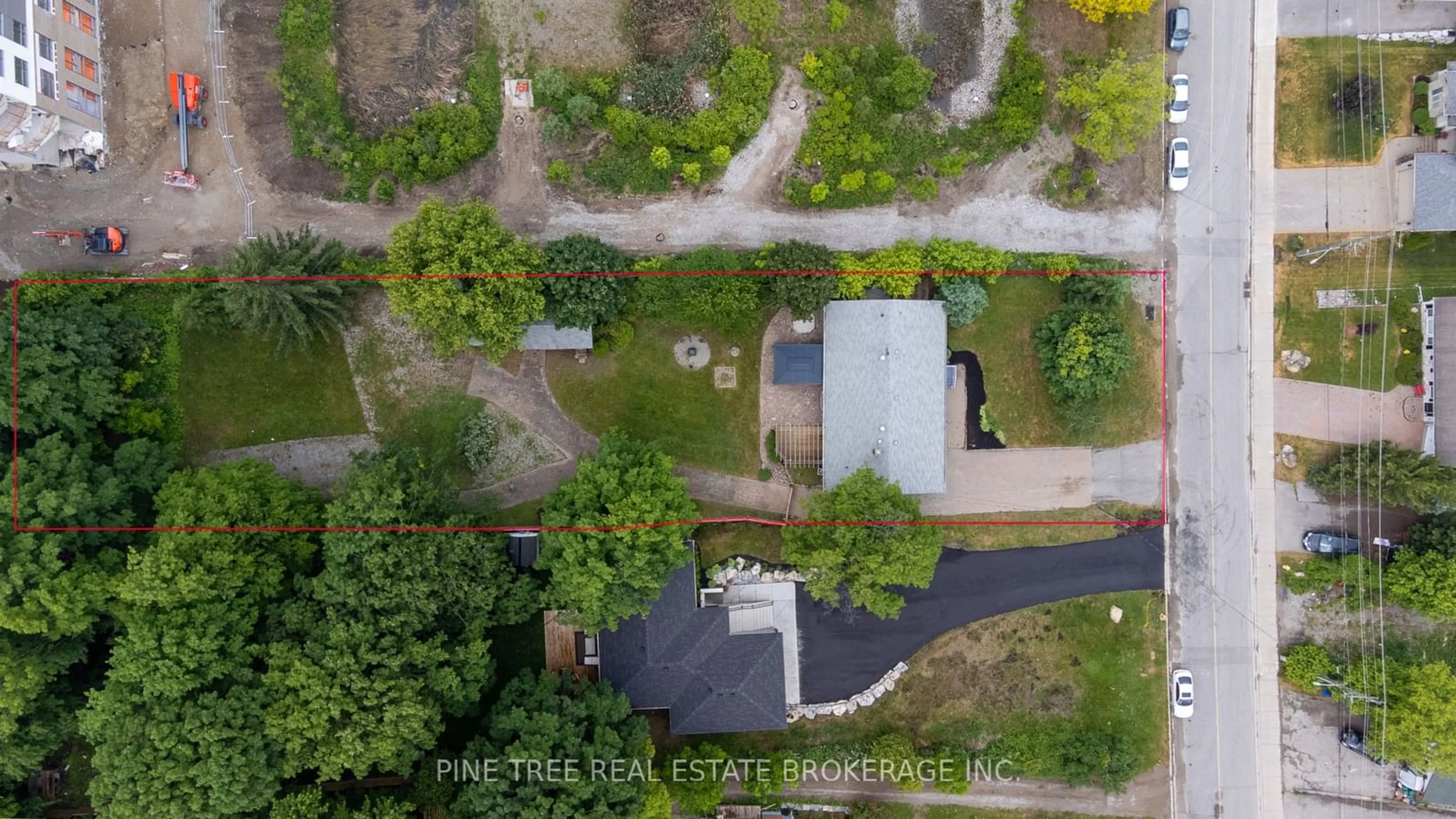 A pic from outside/outdoor area/front of a property/back of a property/a pic from drone, street for 39 Little Lake Dr, Barrie Ontario L4M 7B9