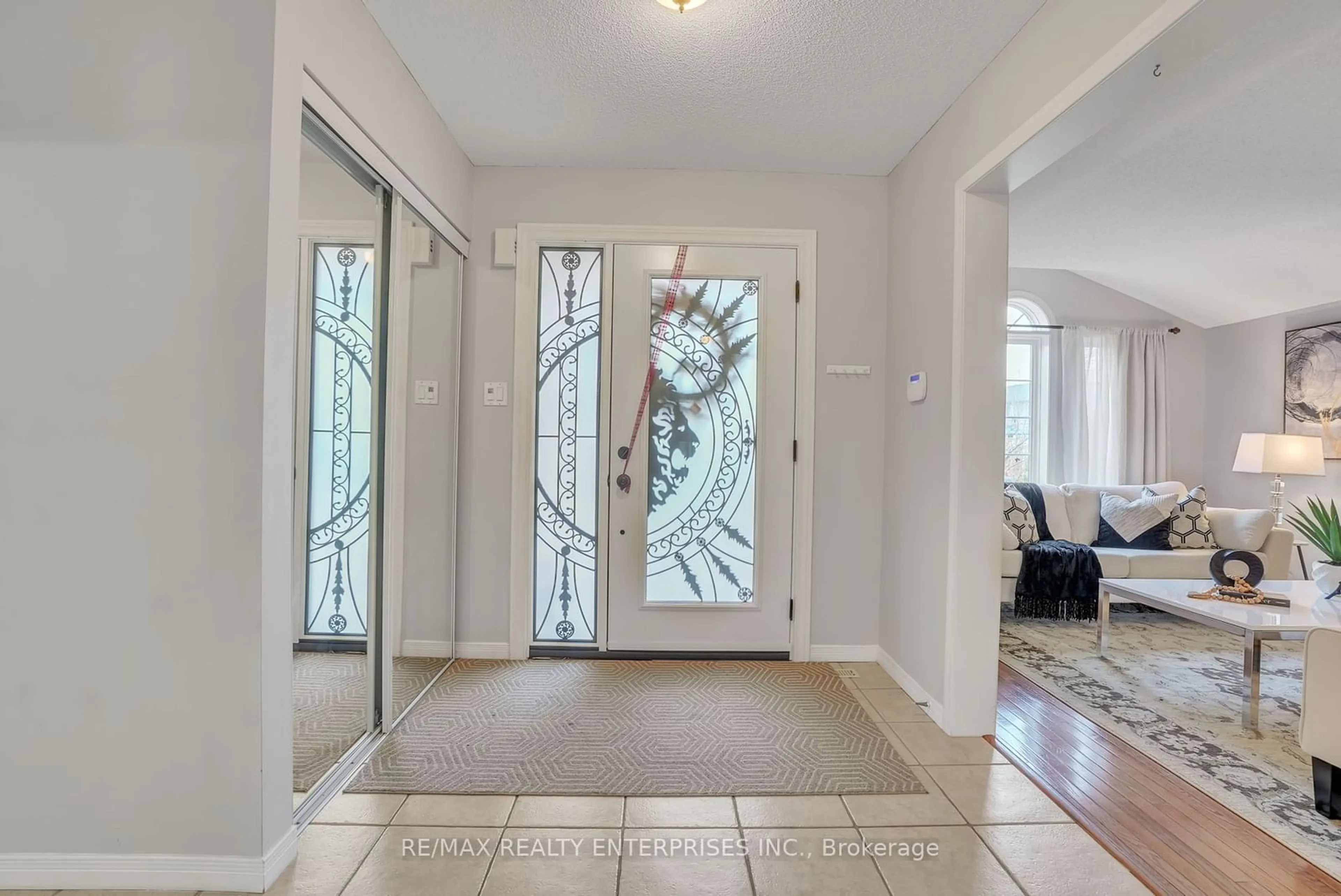 Indoor entryway, wood floors for 28 Sun King Cres, Barrie Ontario L4M 7J9