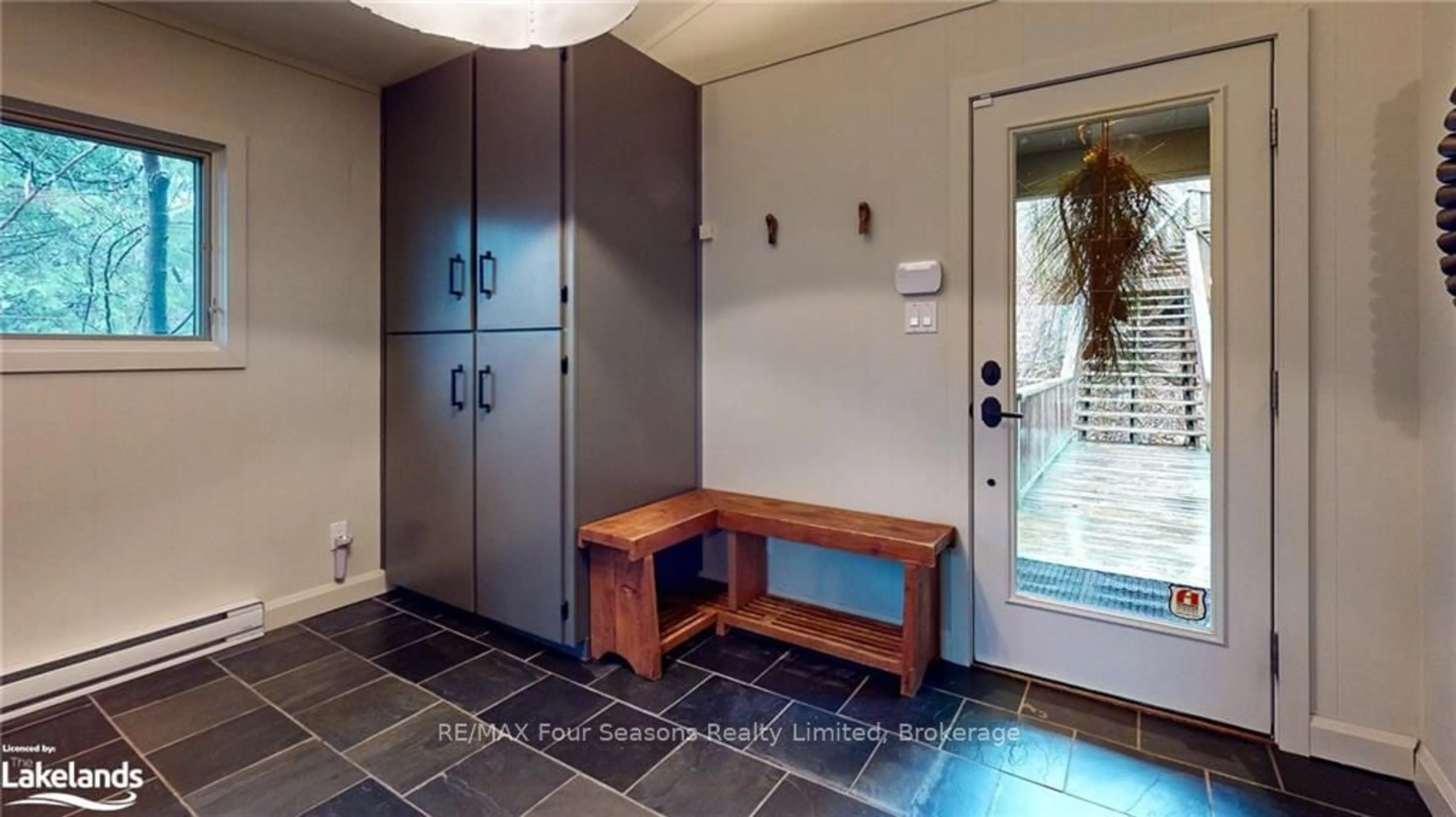 Indoor entryway, cement floor for 92 MAIN Rd, Clearview Ontario L0M 1L0