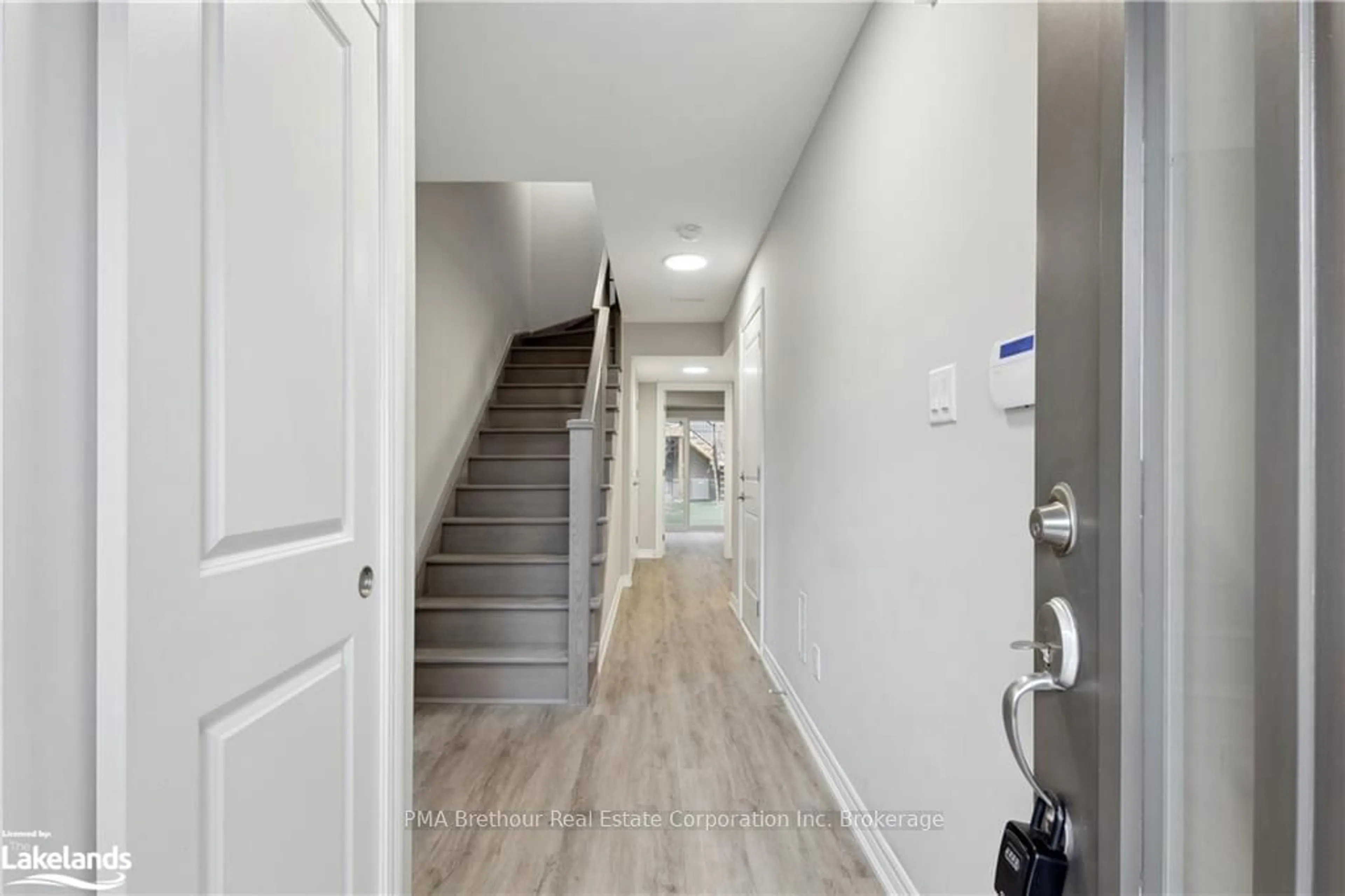 Indoor foyer, wood floors for 33 DAWSON Dr #1, Collingwood Ontario L9Y 5K4