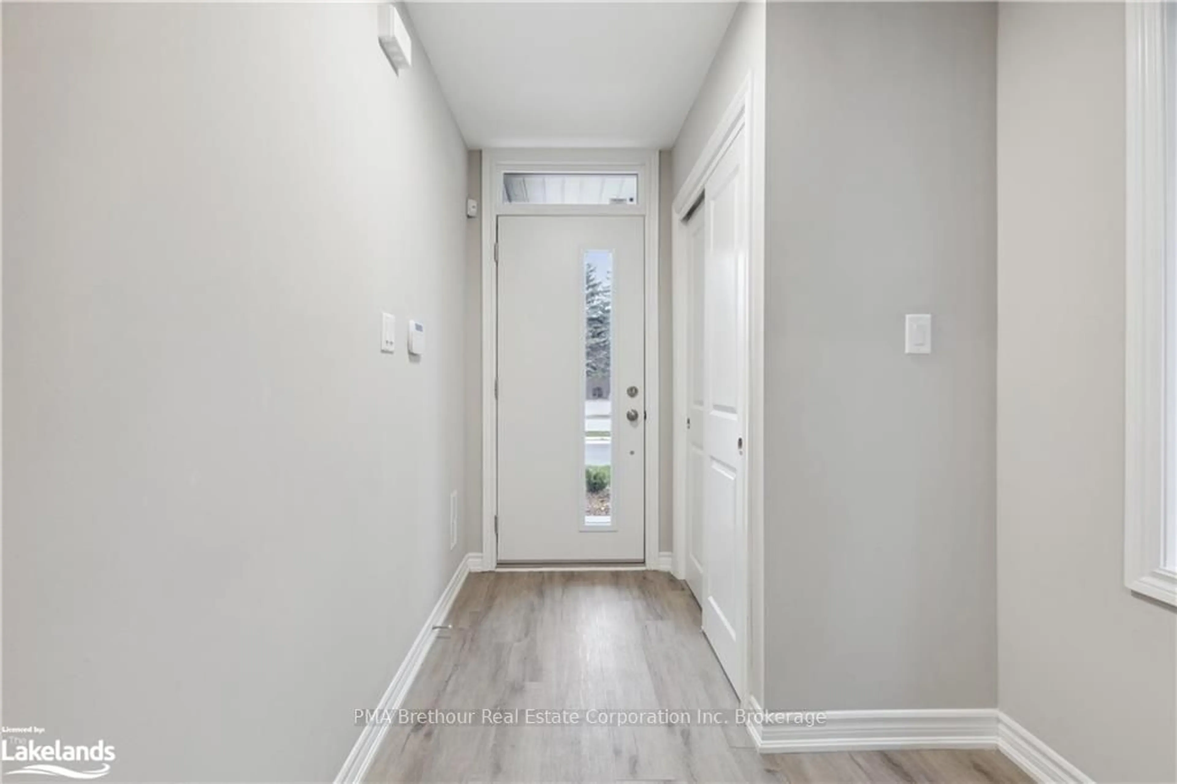 Indoor entryway, wood floors for 33 DAWSON Dr #1, Collingwood Ontario L9Y 5K4