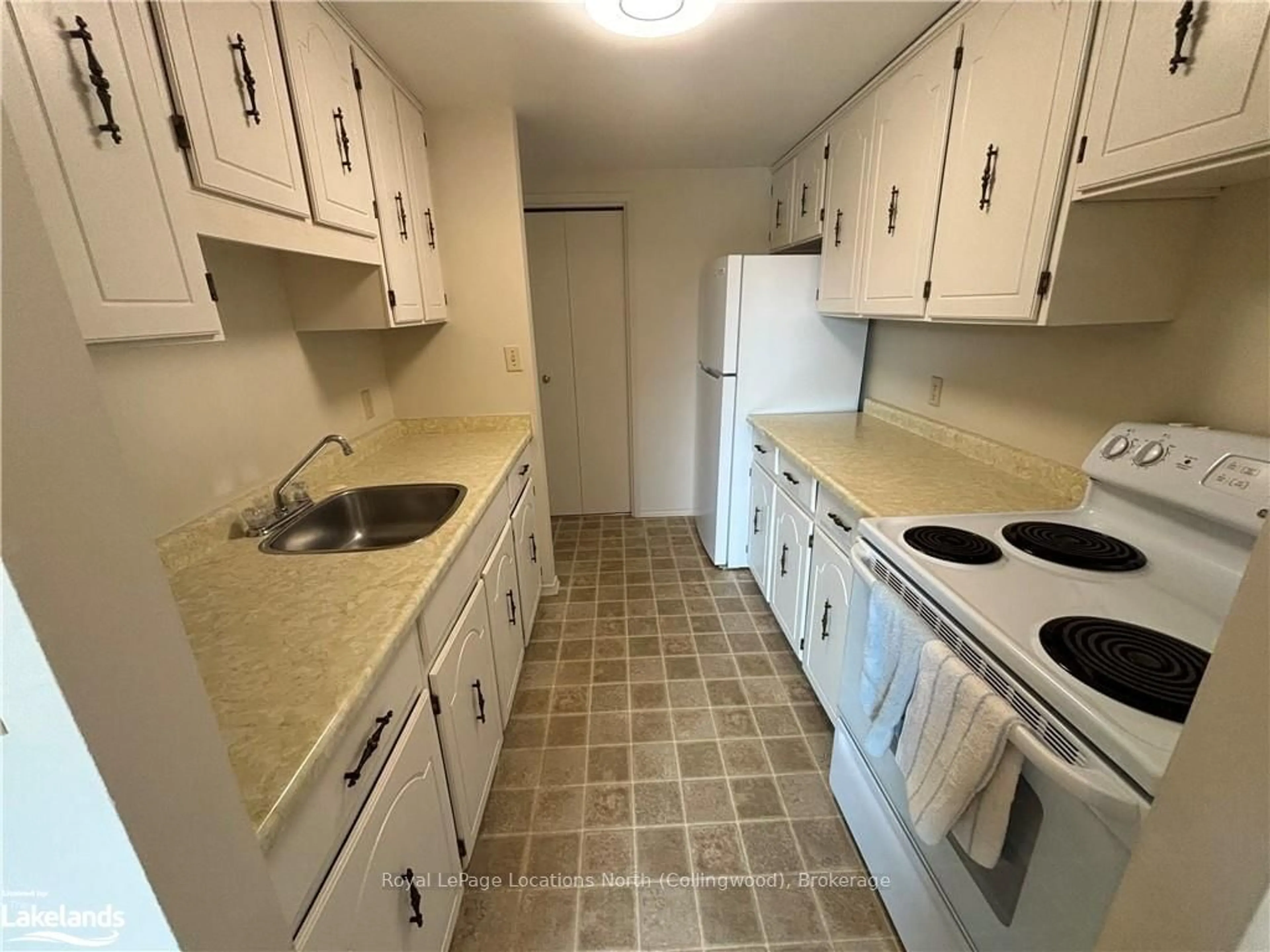 Standard kitchen, unknown floor for 184 EIGHTH St #304, Collingwood Ontario L9Y 2C8