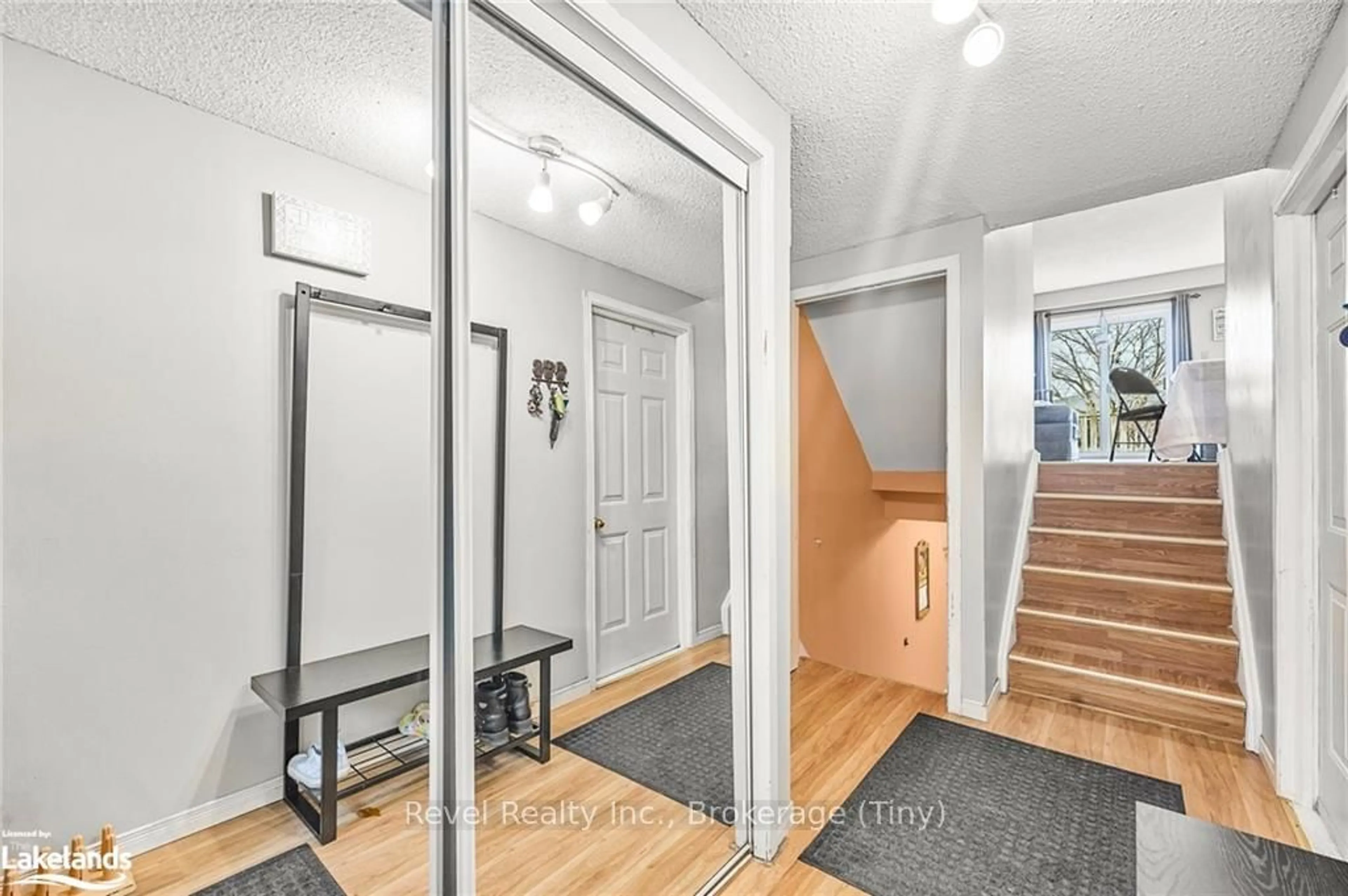 Indoor entryway, wood floors for 778 WILLIAM St #91, Midland Ontario L4R 4R8