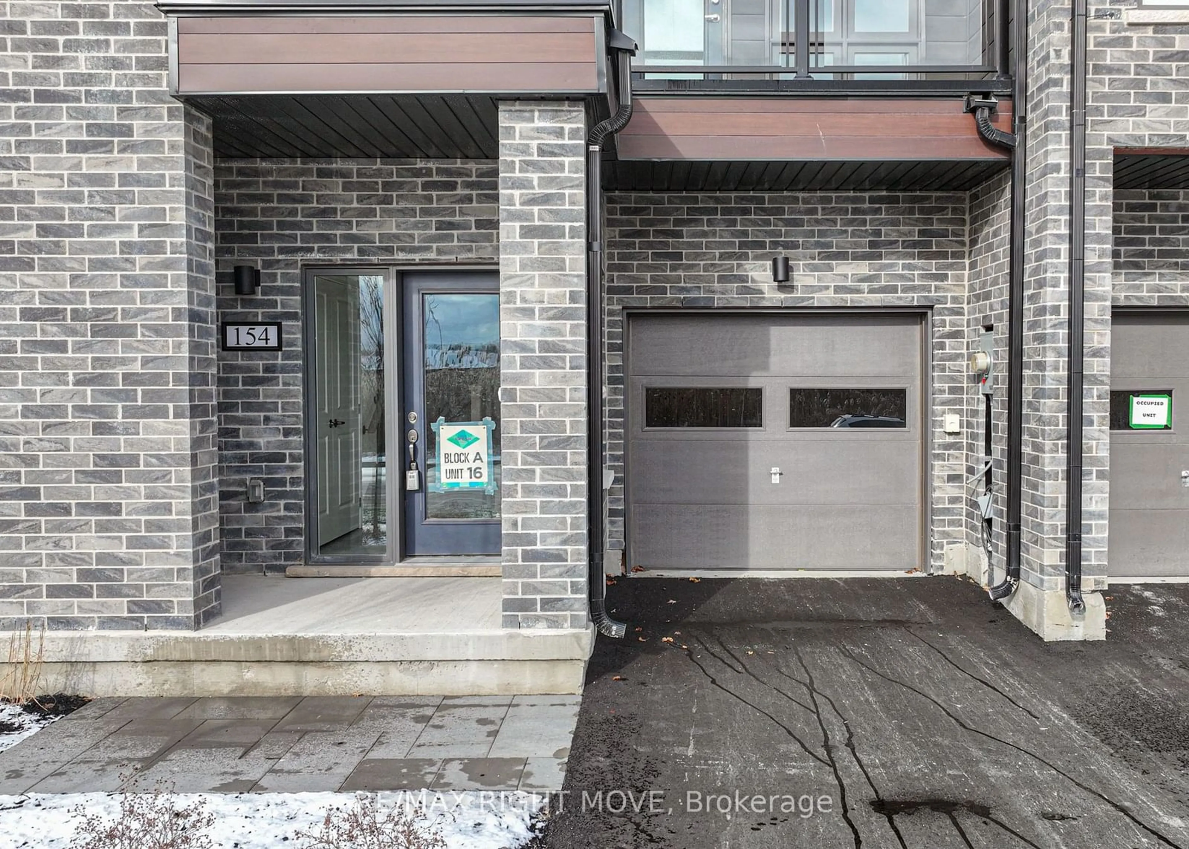 Indoor entryway, cement floor for 154 Elgin St, Orillia Ontario L3V 8P6