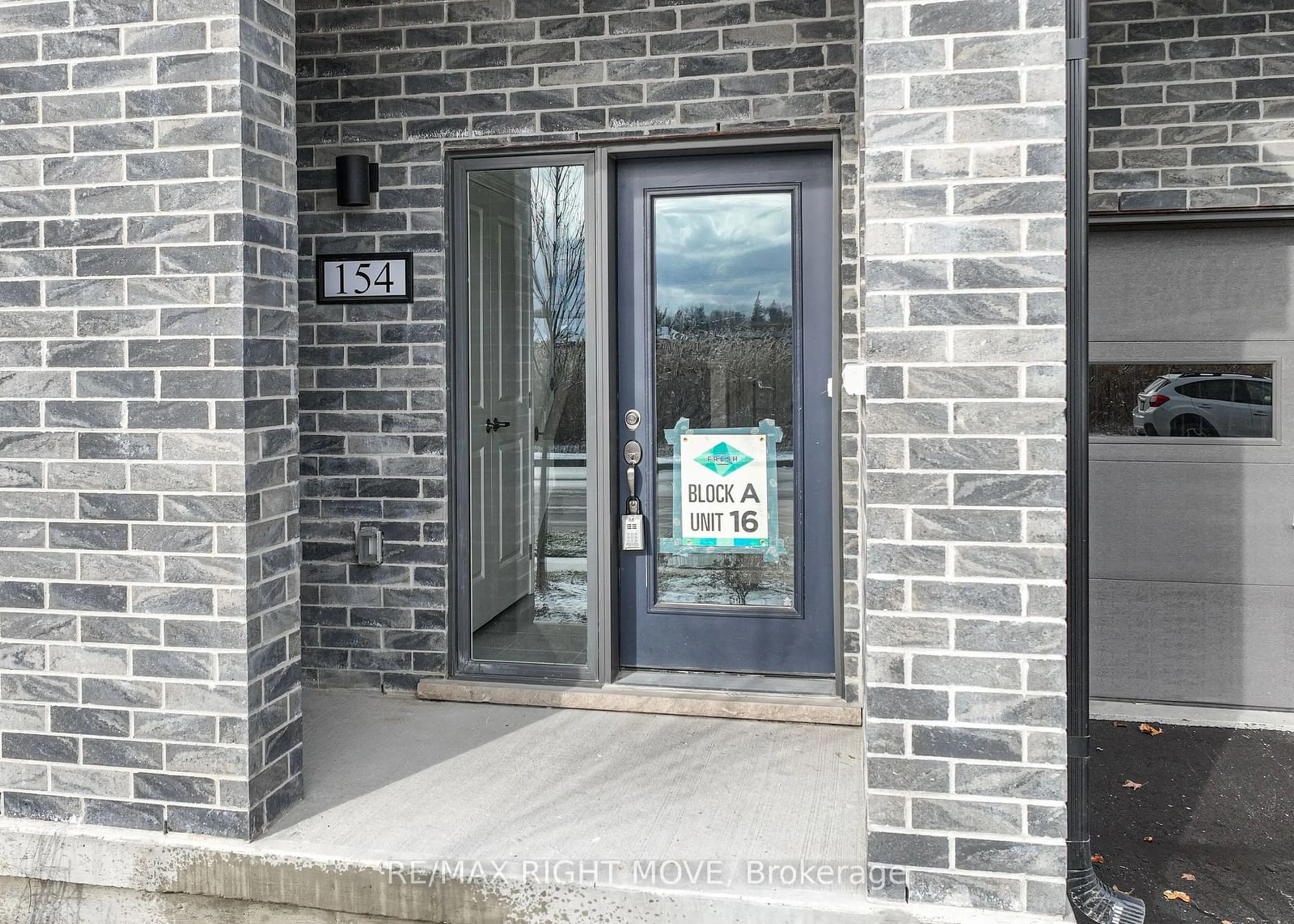 Indoor entryway, cement floor for 154 Elgin St, Orillia Ontario L3V 8P6