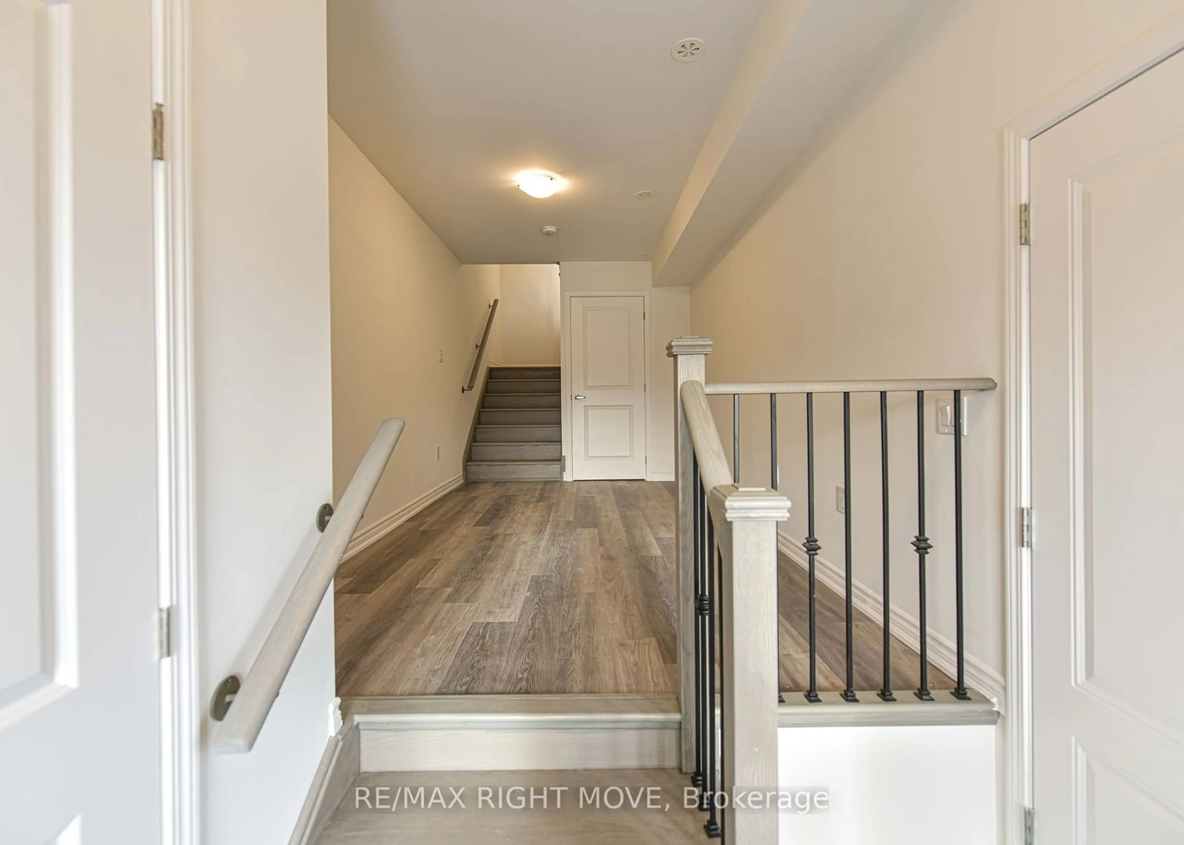 Indoor entryway, wood floors for 154 Elgin St, Orillia Ontario L3V 8P6