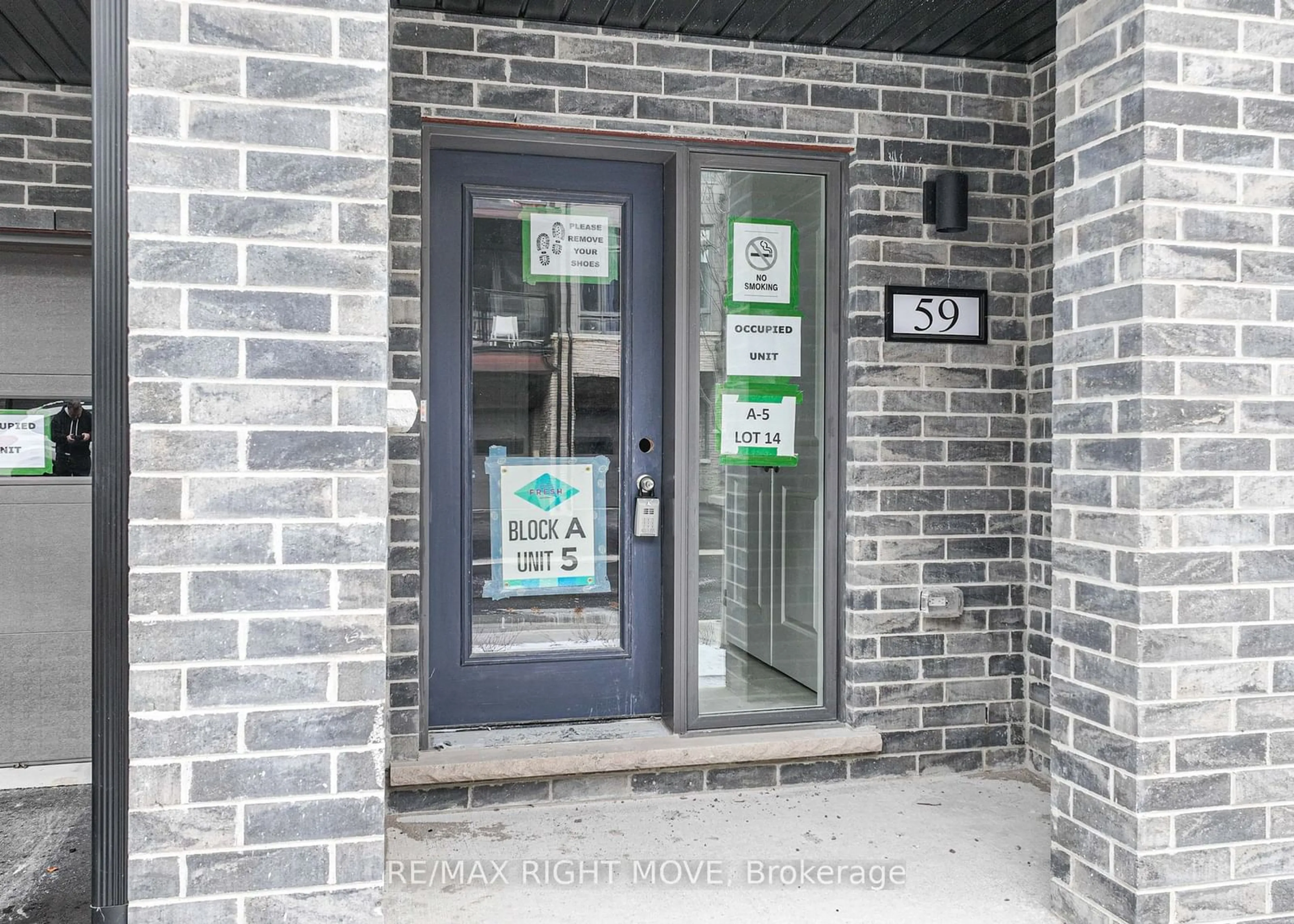 Indoor entryway for 59 Wyn Wood Lane, Orillia Ontario L3V 8P6