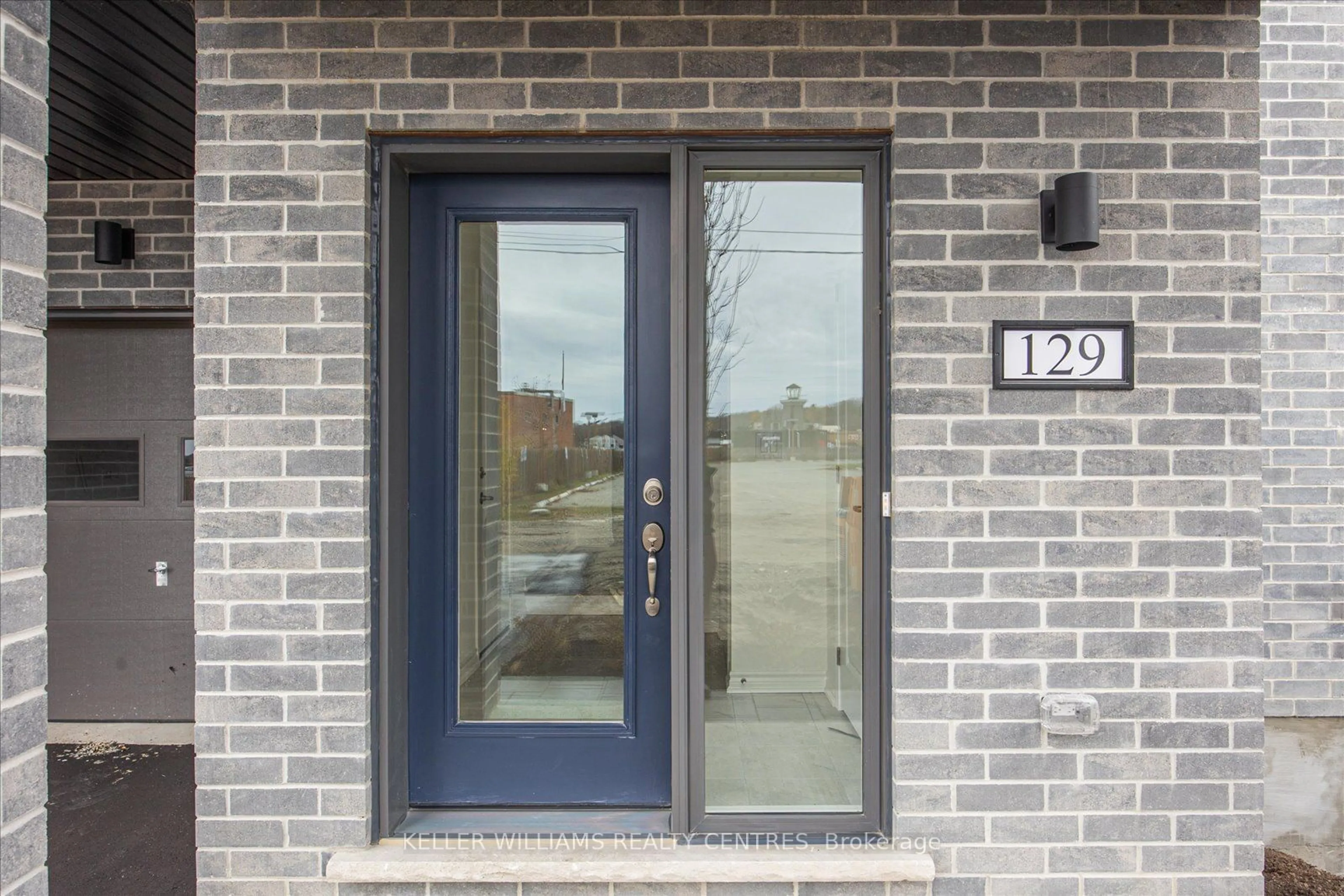 Indoor entryway for 129 Colborne St, Orillia Ontario L3V 8P6