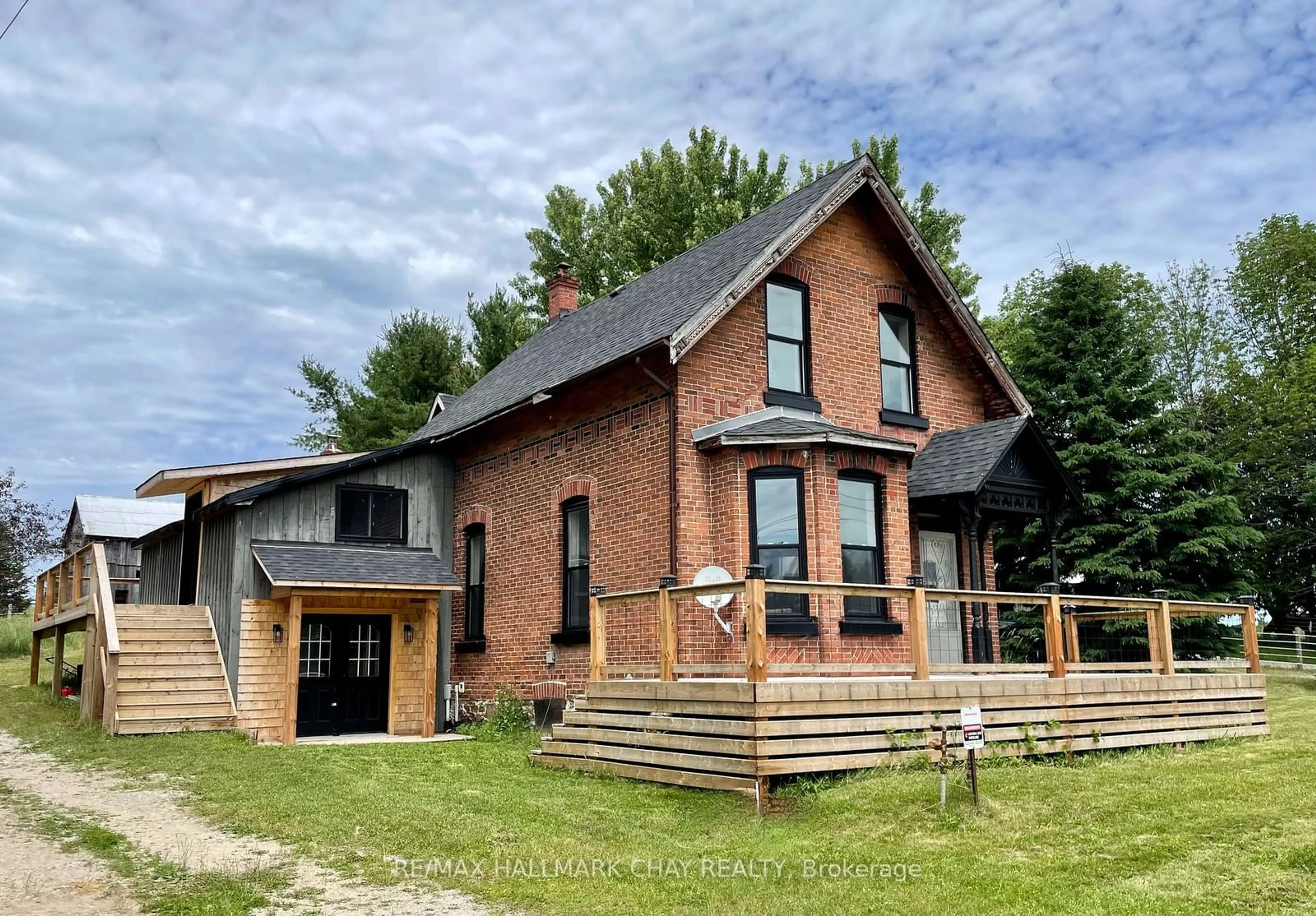 Frontside or backside of a home, cottage for 1998 Old Barrie Rd, Oro-Medonte Ontario L0L 1T0