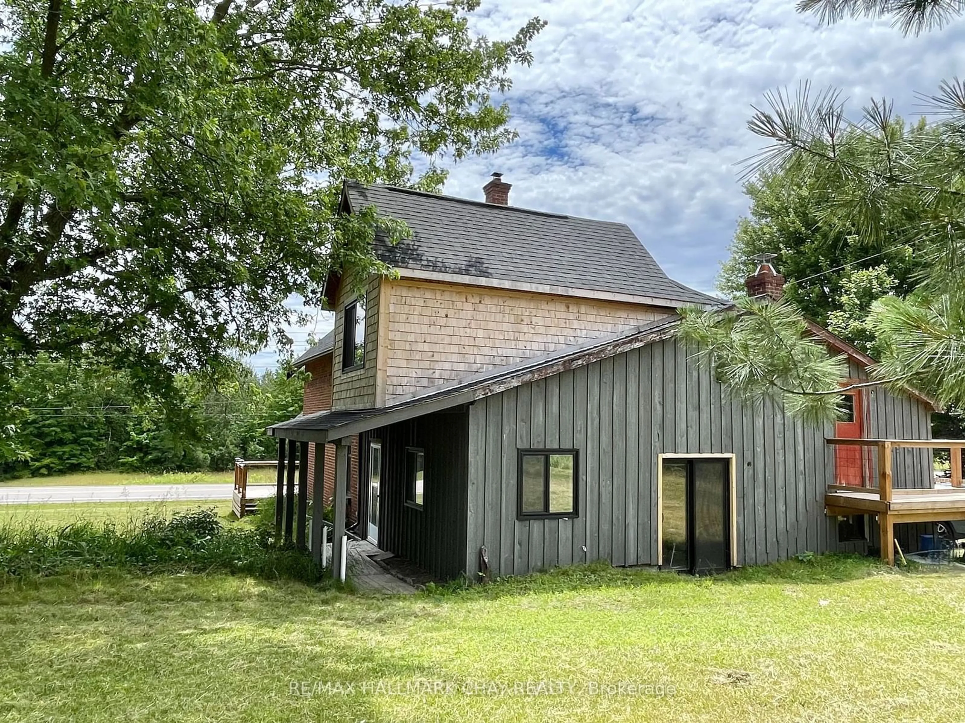 Frontside or backside of a home, cottage for 1998 Old Barrie Rd, Oro-Medonte Ontario L0L 1T0