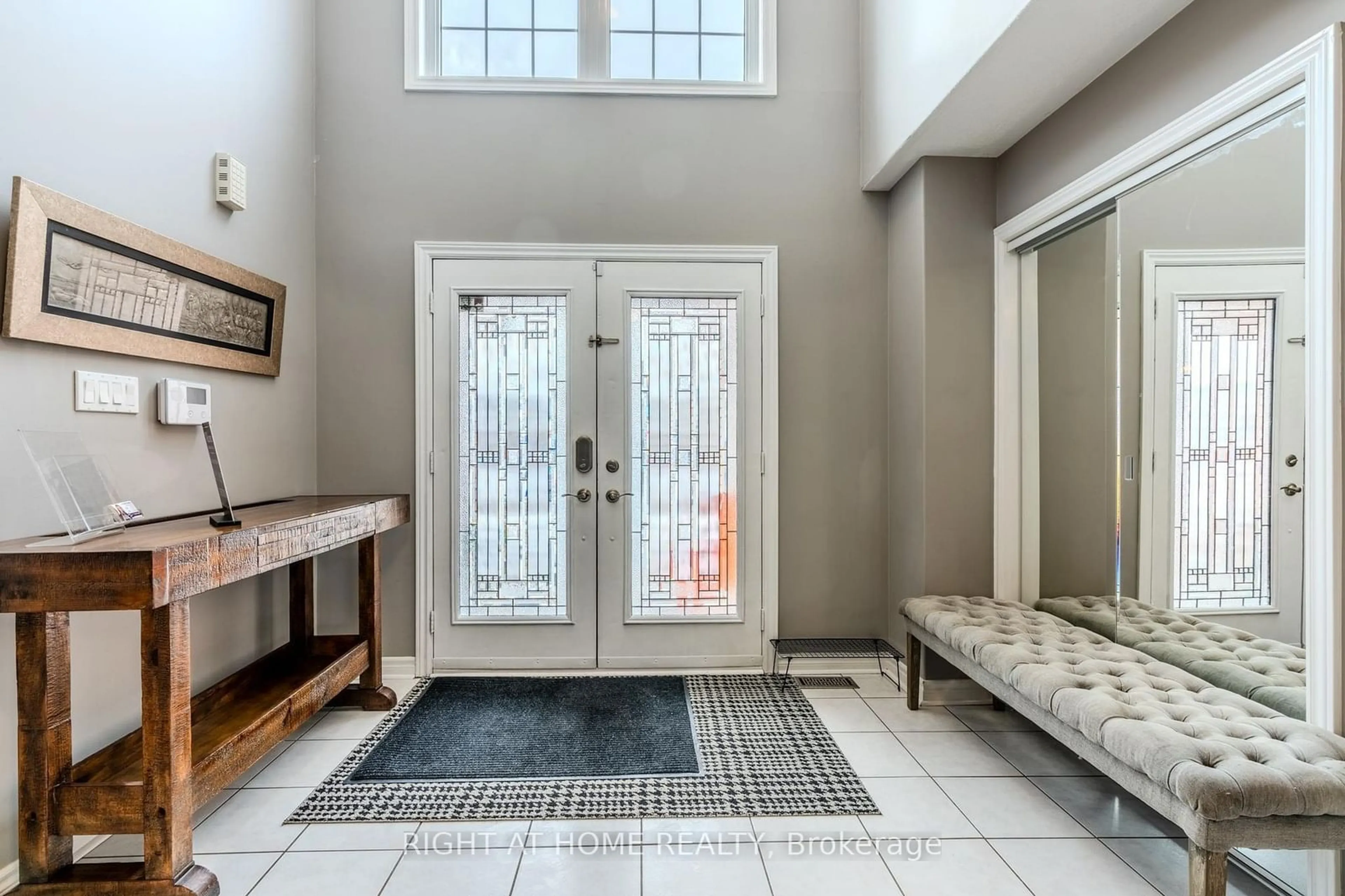 Indoor entryway, cement floor for 33 KNUPP Rd, Barrie Ontario L4N 0P8