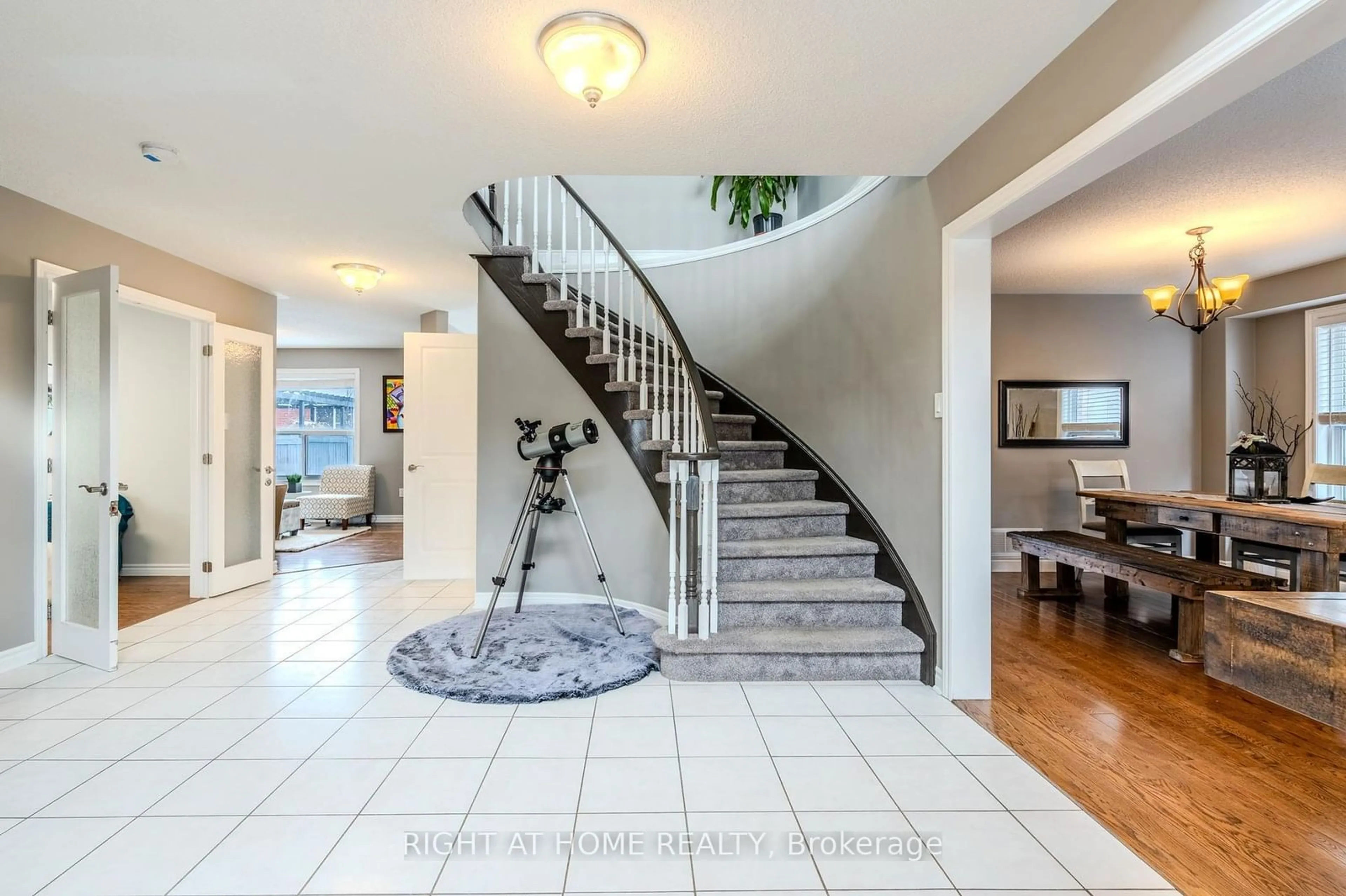 Indoor entryway, wood floors for 33 KNUPP Rd, Barrie Ontario L4N 0P8