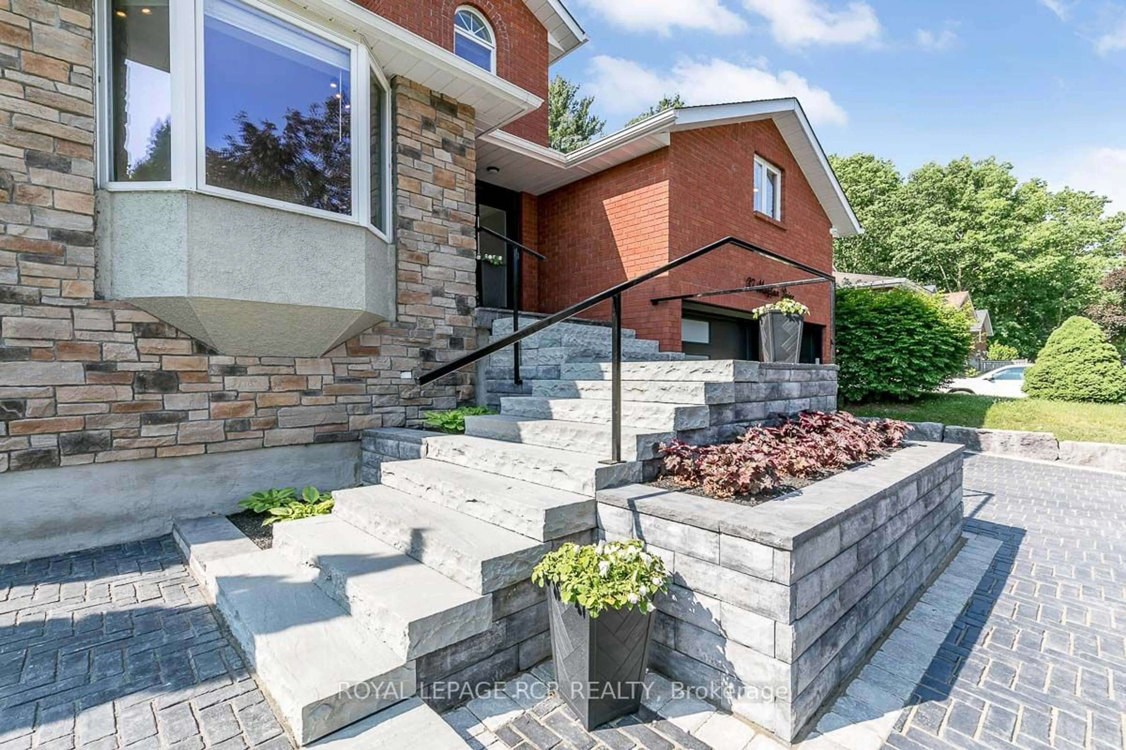 Home with brick exterior material for 37 Mayfair Dr, Barrie Ontario L4N 6Y7