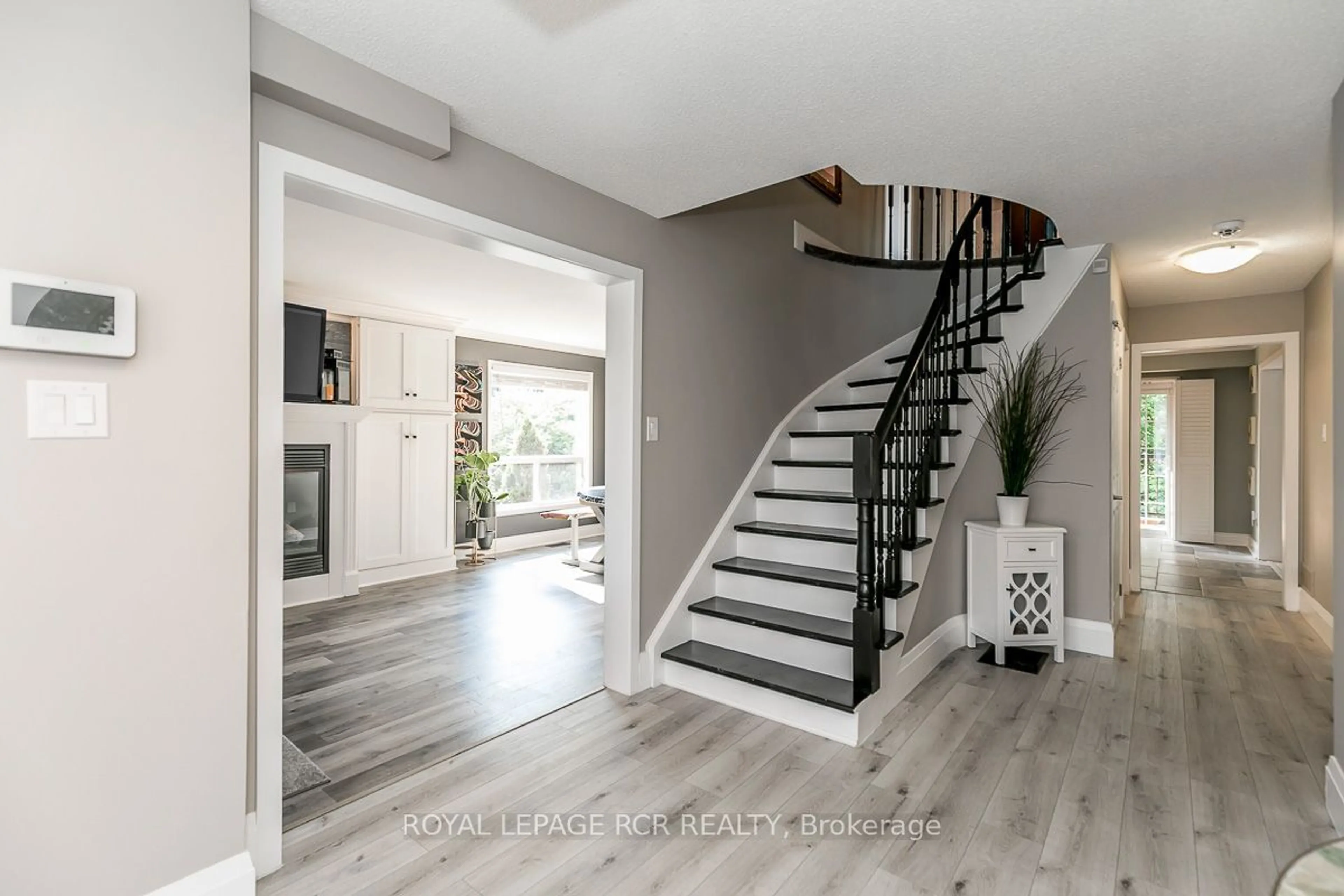 Indoor entryway, wood floors for 37 Mayfair Dr, Barrie Ontario L4N 6Y7