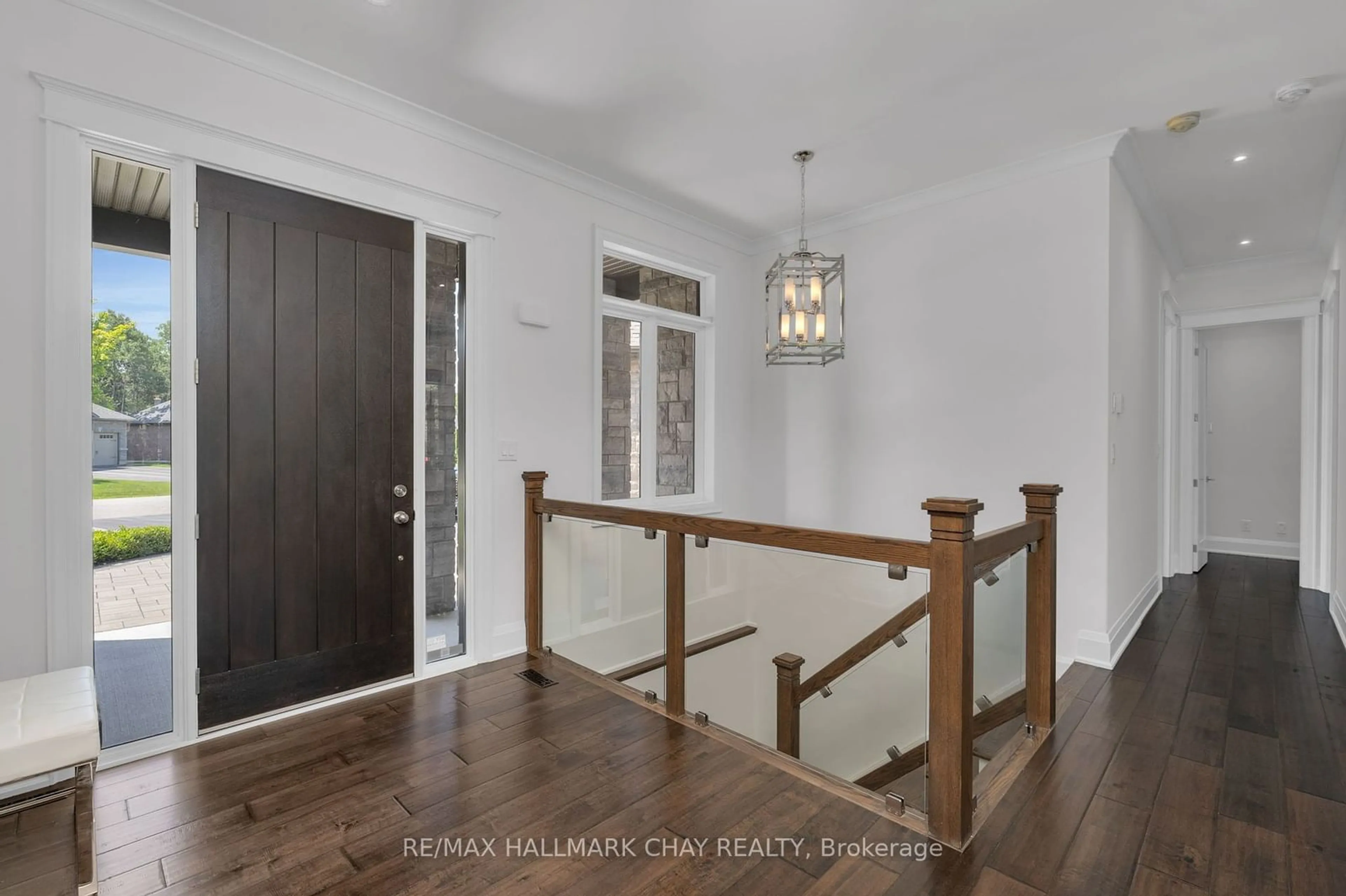 Indoor entryway, wood floors for 105 Mennill Dr, Springwater Ontario L0L 1Y3