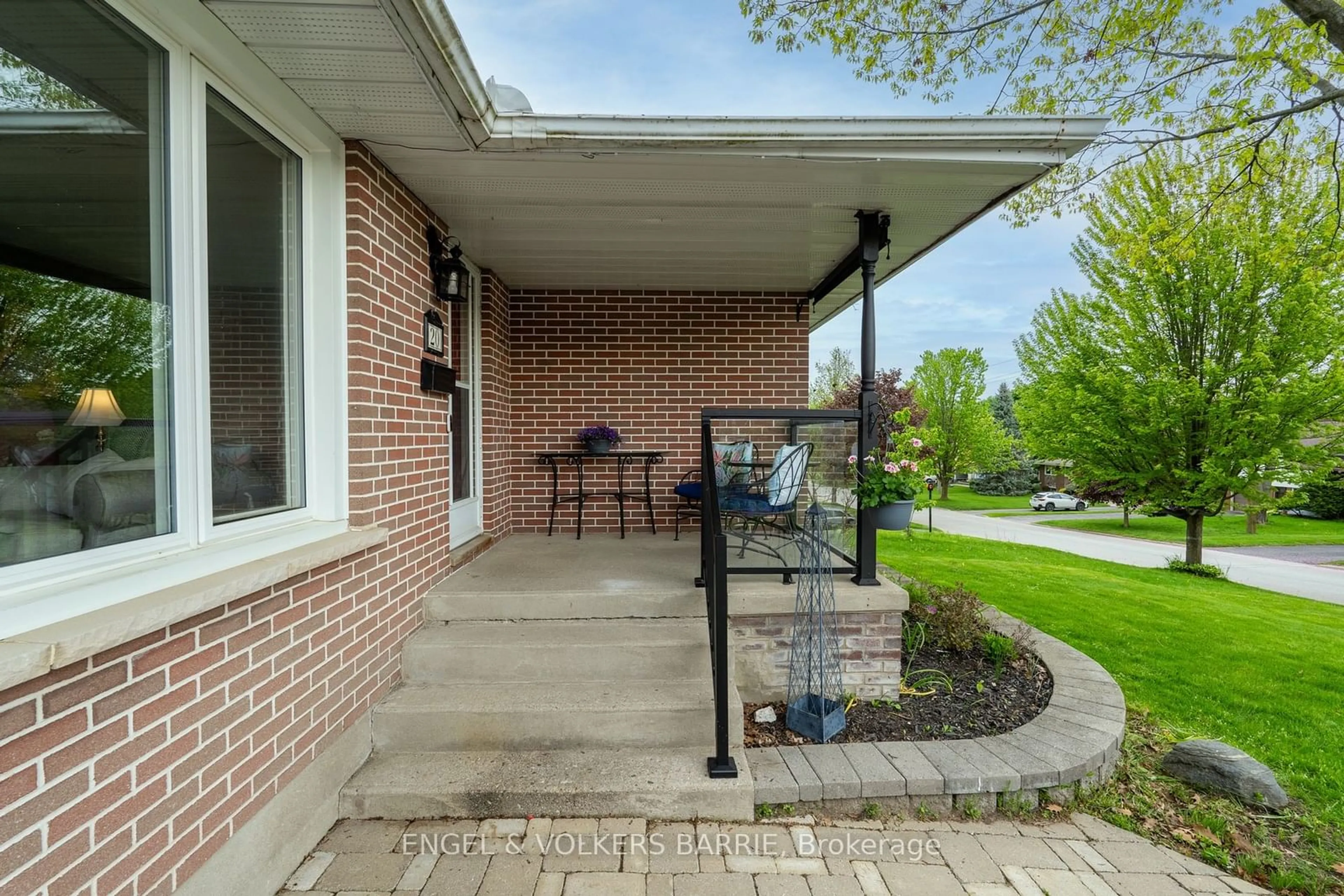 Patio, cottage for 20 Lay St, Barrie Ontario L4M 4A7