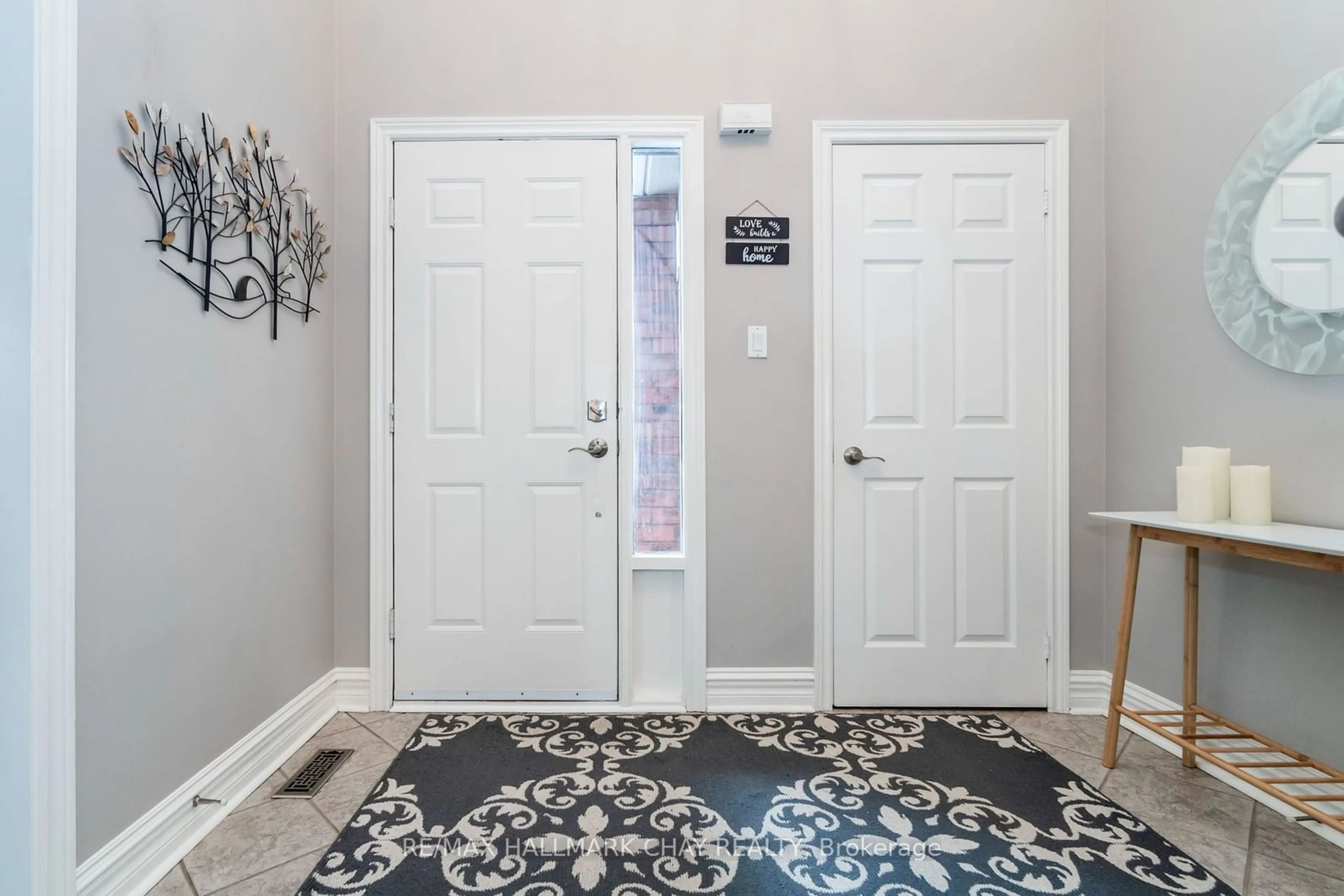 Indoor entryway, carpet floors for 501 Grove St, Barrie Ontario L4M 5Z4